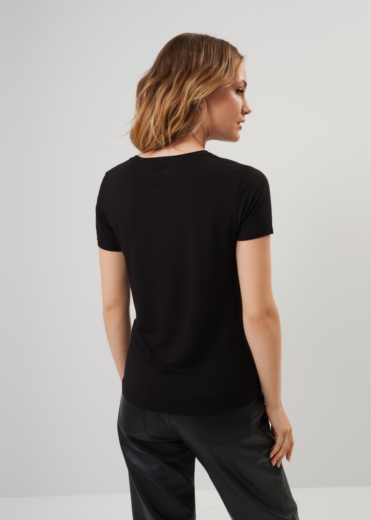 Czarny T-shirt damski z aplikacją TSHDT-0071A-99(Z23)-03