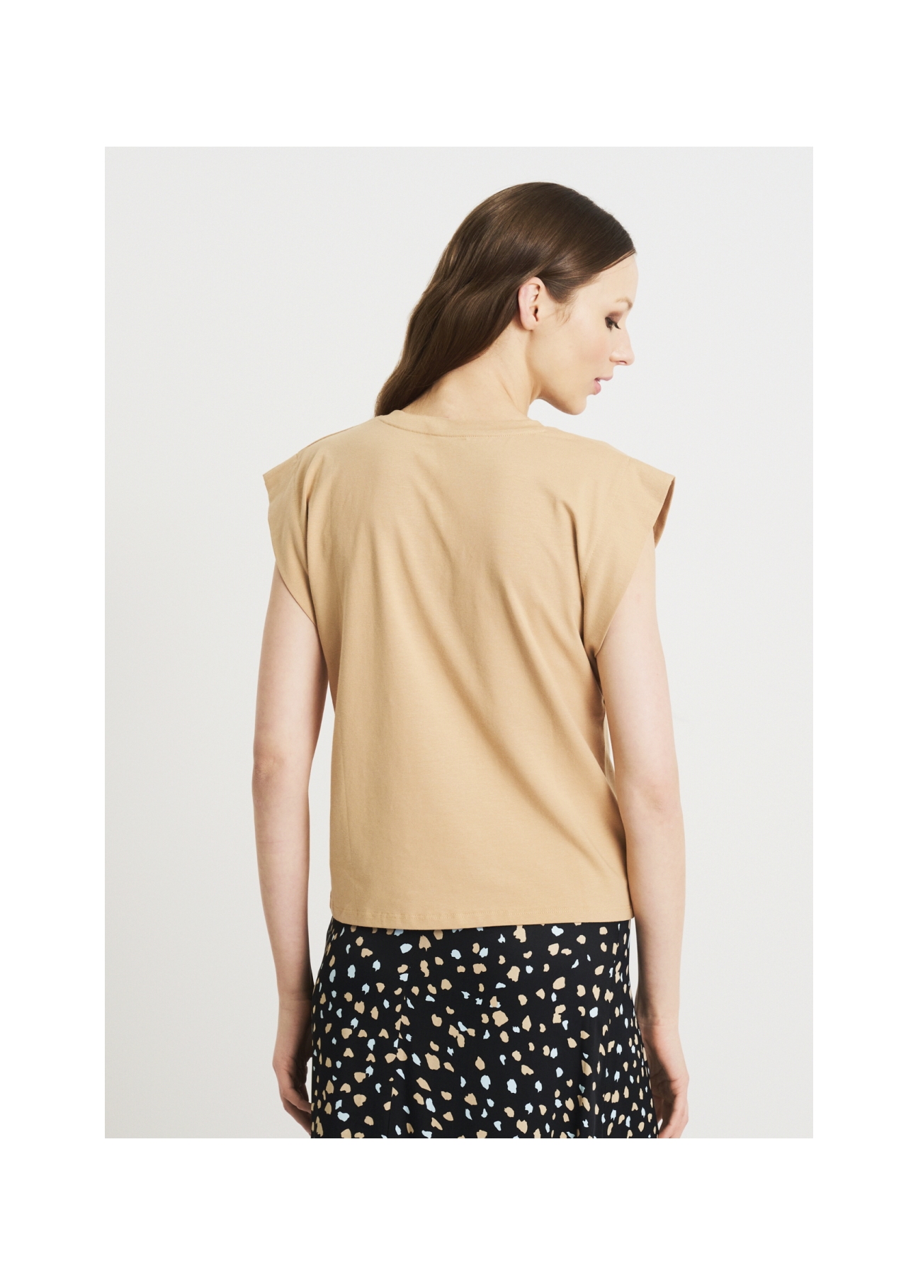 Beżowy T-shirt damski  basic TSHDT-0085-80(W22)-02