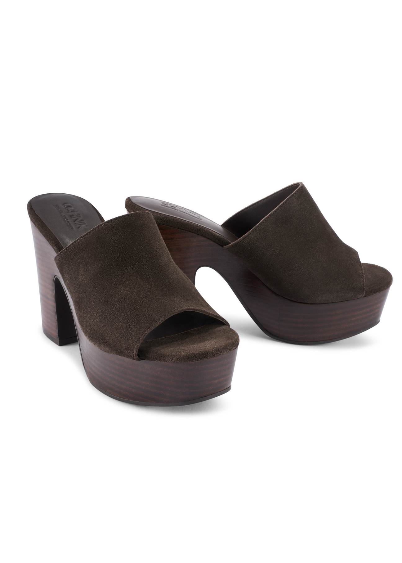 Ciemnobrązowe skórzane klapki damskie na słupku BUTYD-1275-1I(W26), widok produktu skosem na białym tle.