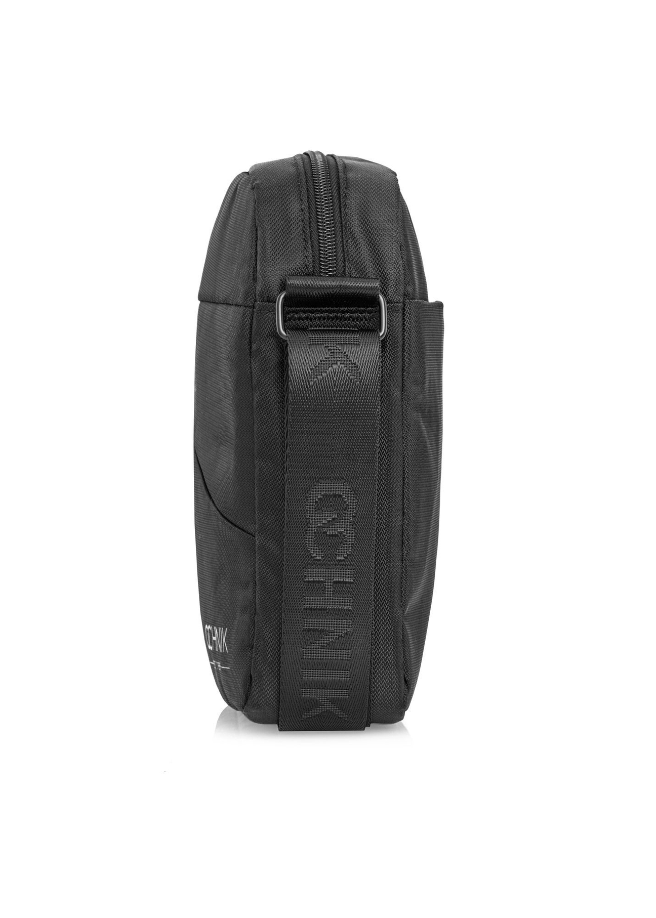 Czarna torba męska TORMN-0266C-99(Z25), widok produktu z boku na białym tle.