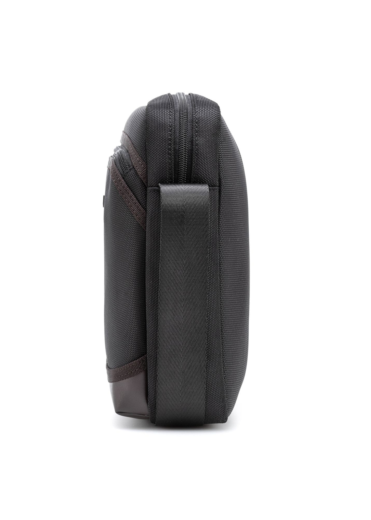 Torba męska na ramię TORMN-0381-9J(Z26), widok produktu od boku na białym tle.