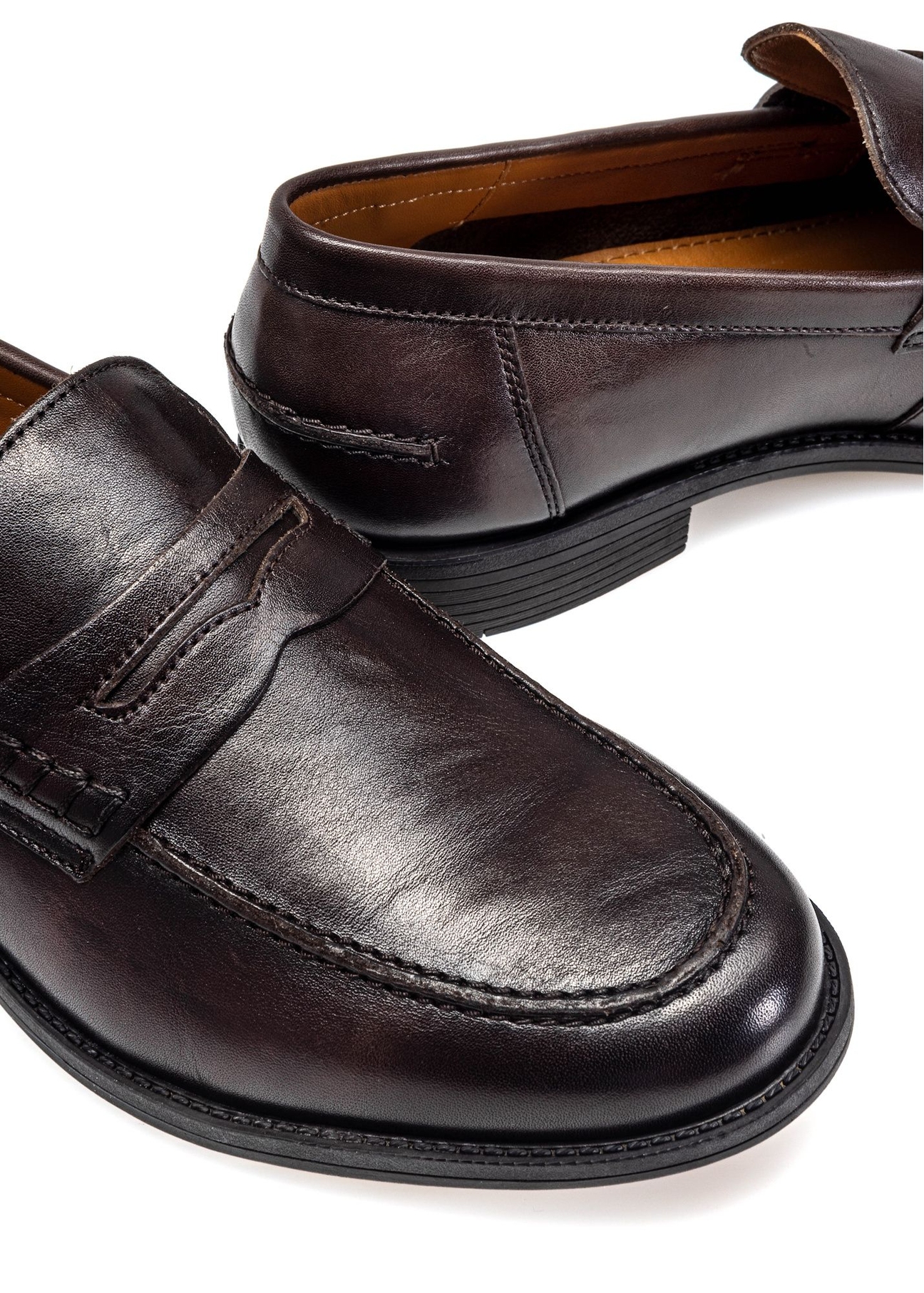 Brązowe skórzane mokasyny męskie BUTYM-0482-1I(W26), zbliżenie na detal produktu na białym tle.