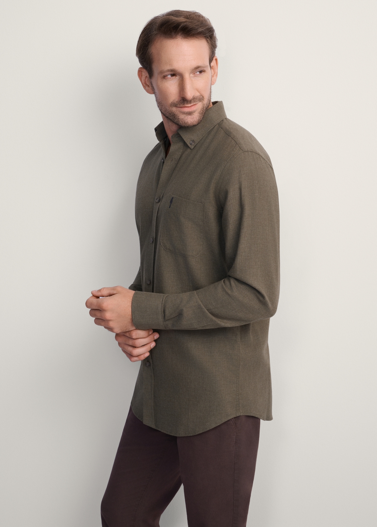 Koszula męska w kolorze khaki KOSMT-0299A-55(Z25), widok produktu z przodu na modelu. Widoczna połowa sylwetki.