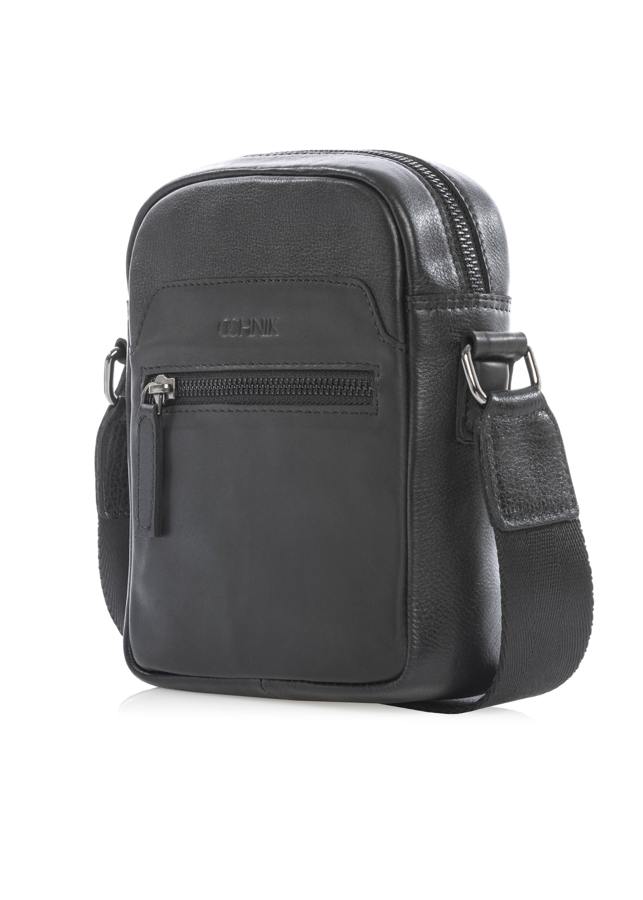 Czarna mała skórzana torba męska TORMS-0498-99(W26) - widok produktu po skosie, na białym tle. 