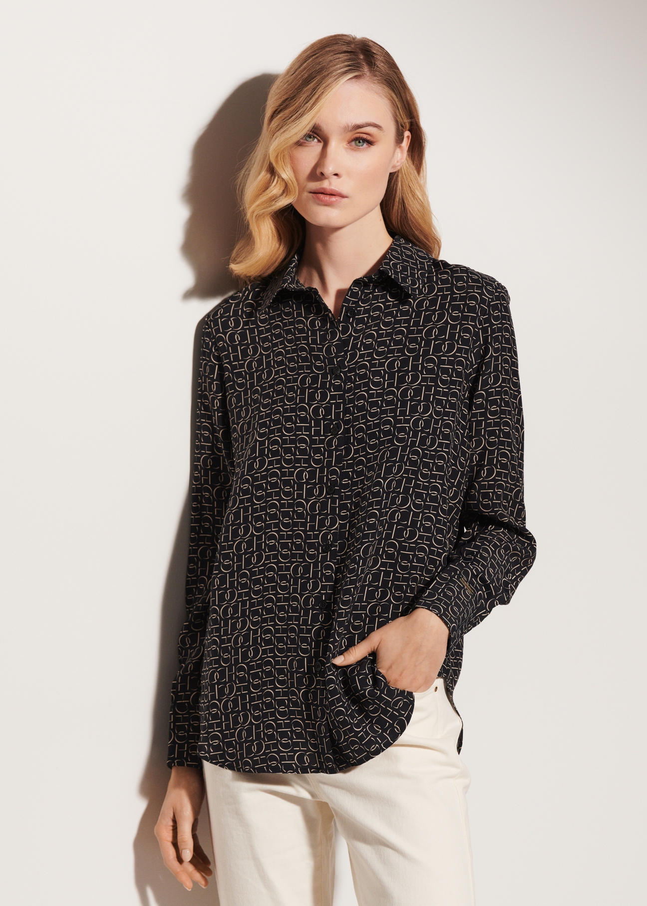 Czarna koszula damska w monogram KOSDT-0143-99(W23)-01