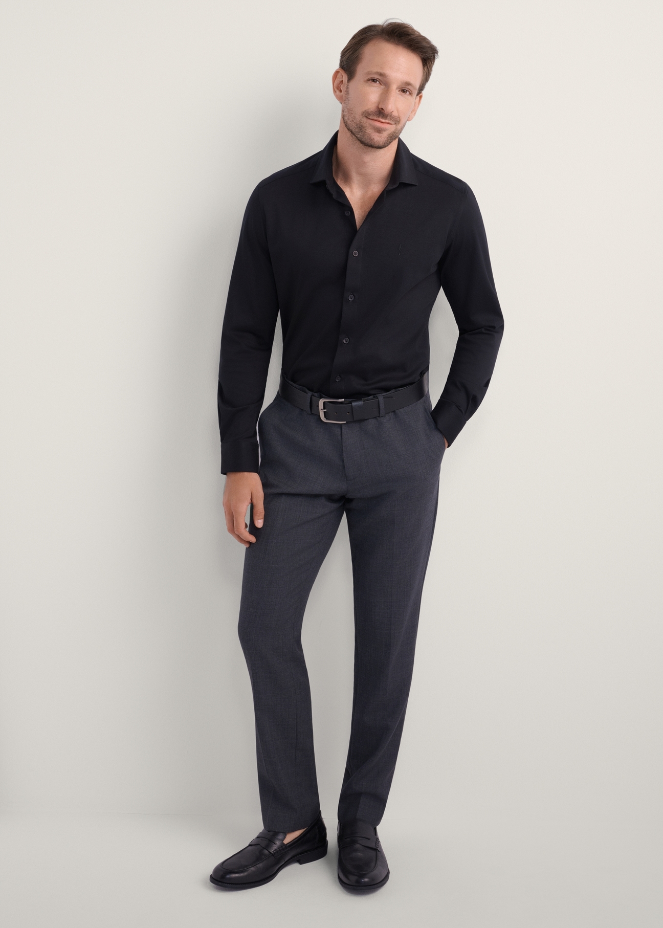 Czarna elegancka koszula męska KOSMT-0339-99(Z25), widok produktu z przodu na modelu. Widoczna cała sylwetka.