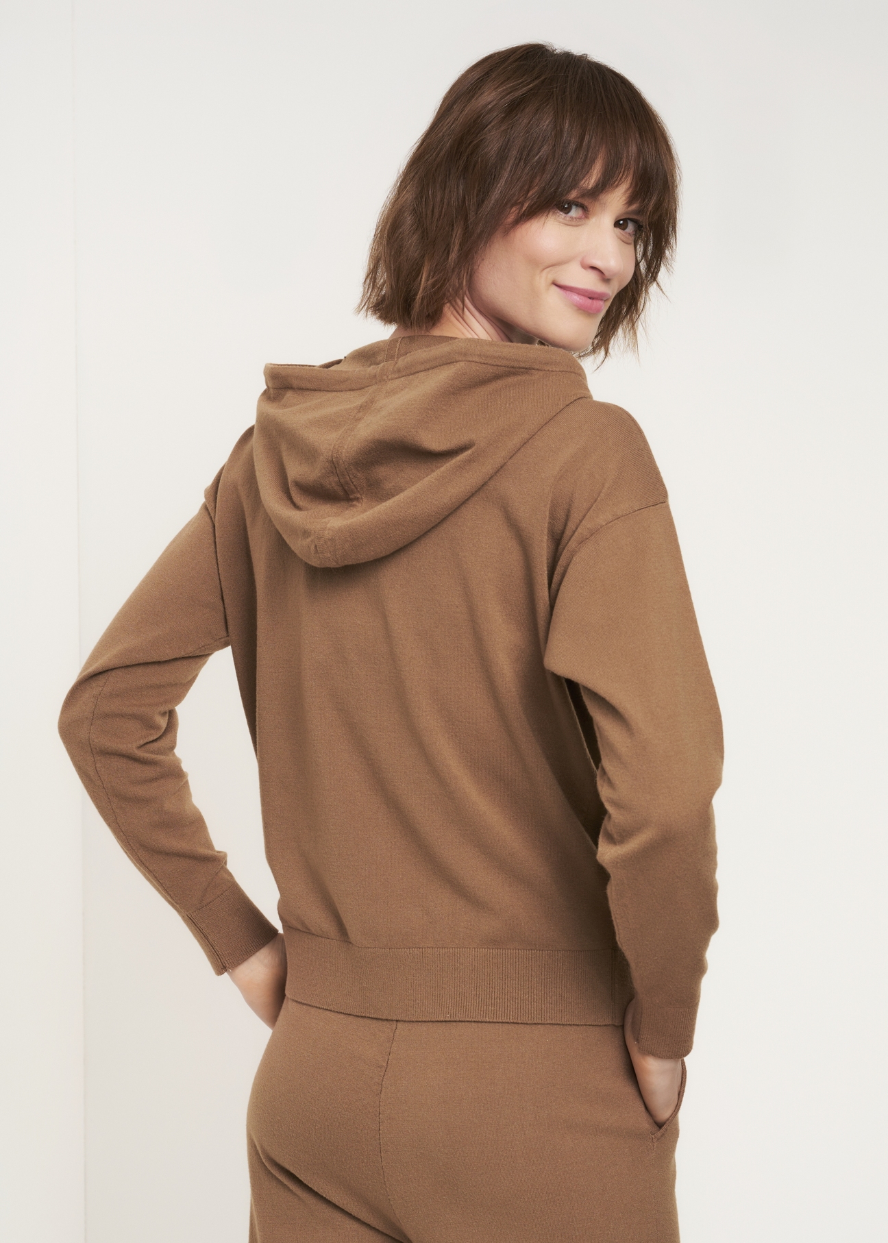 Beżowa bluza kangurek damska BLZDT-0080-81(Z22)-05