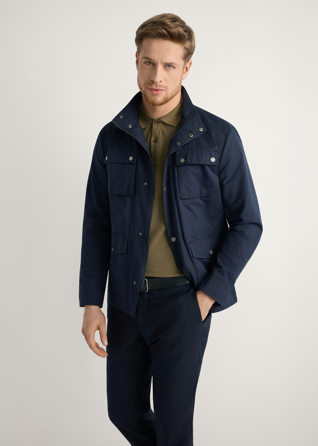 Granatowa kurtka męska przejściowa KURMT-0376-7D(W26), widok produktu z przodu na modelu. Widoczna połowa sylwetki.