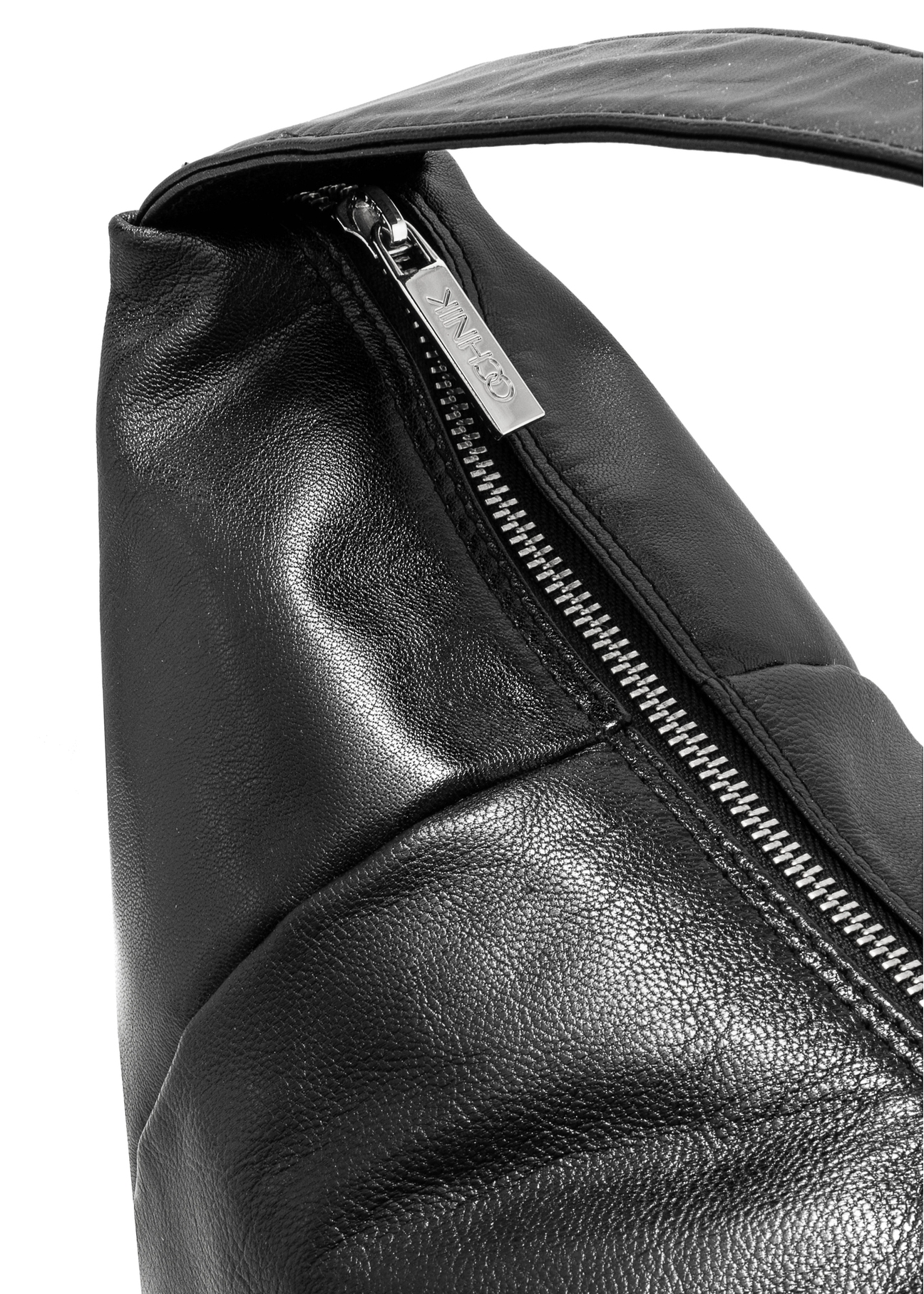 Czarna skórzana torebka hobo TORES-1135A-99(Z25), zbliżenie na detal produktu, widok na białym tle.