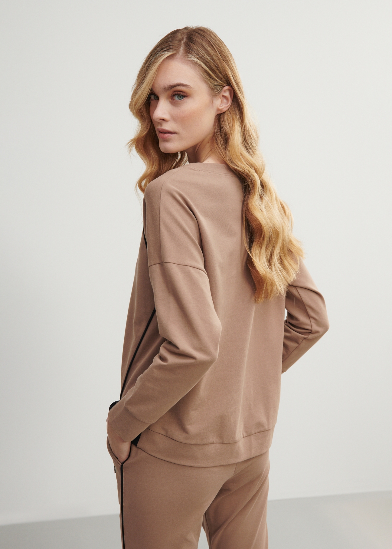 Beżowa bluza damska  z nadrukiem BLZDT-0083-24(W23)-04