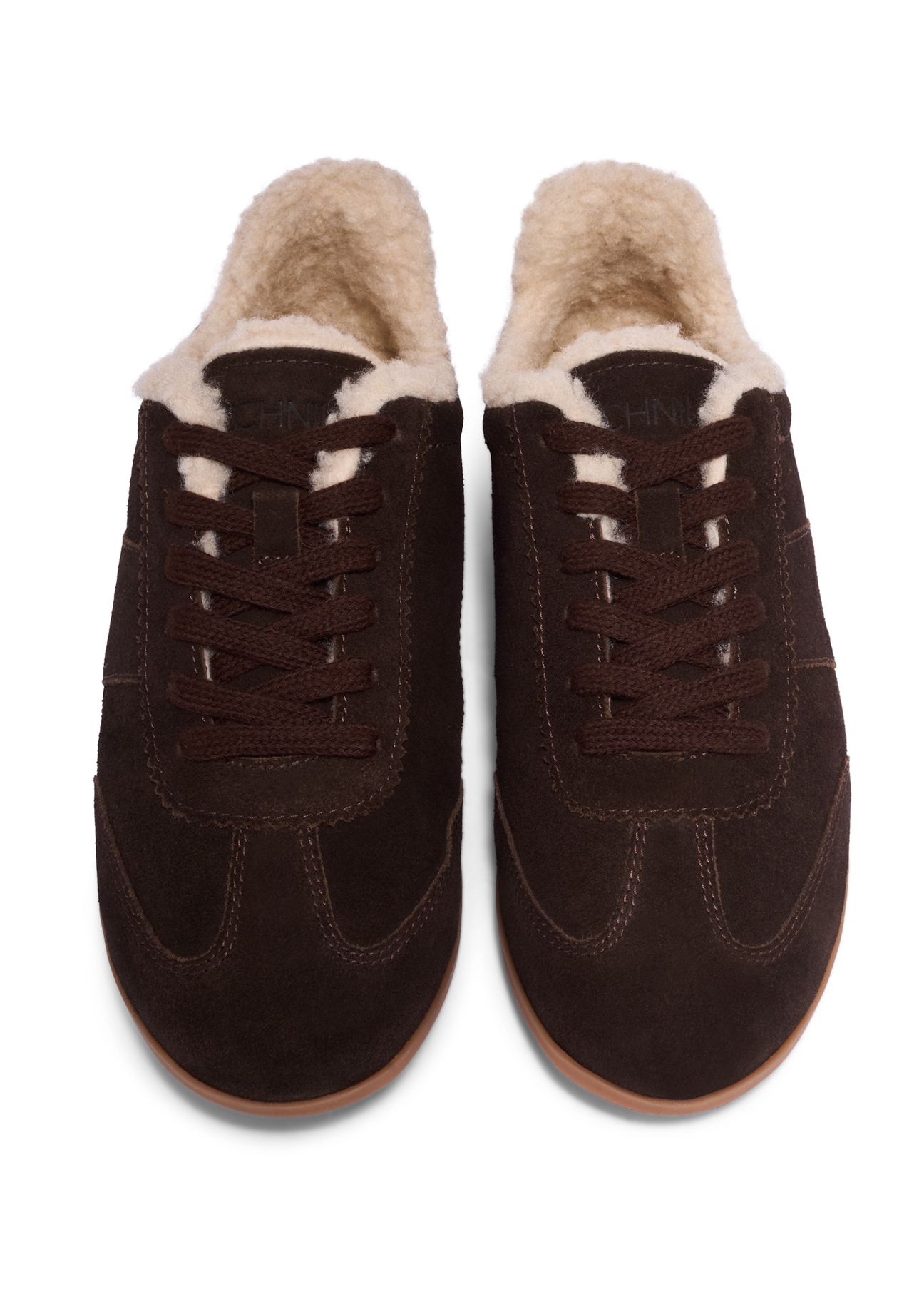 Zamszowe ciemnobrązowe sneakersy damskie BUTYD-1292-1I(Z26), widok produktu z przodu na białym tle.