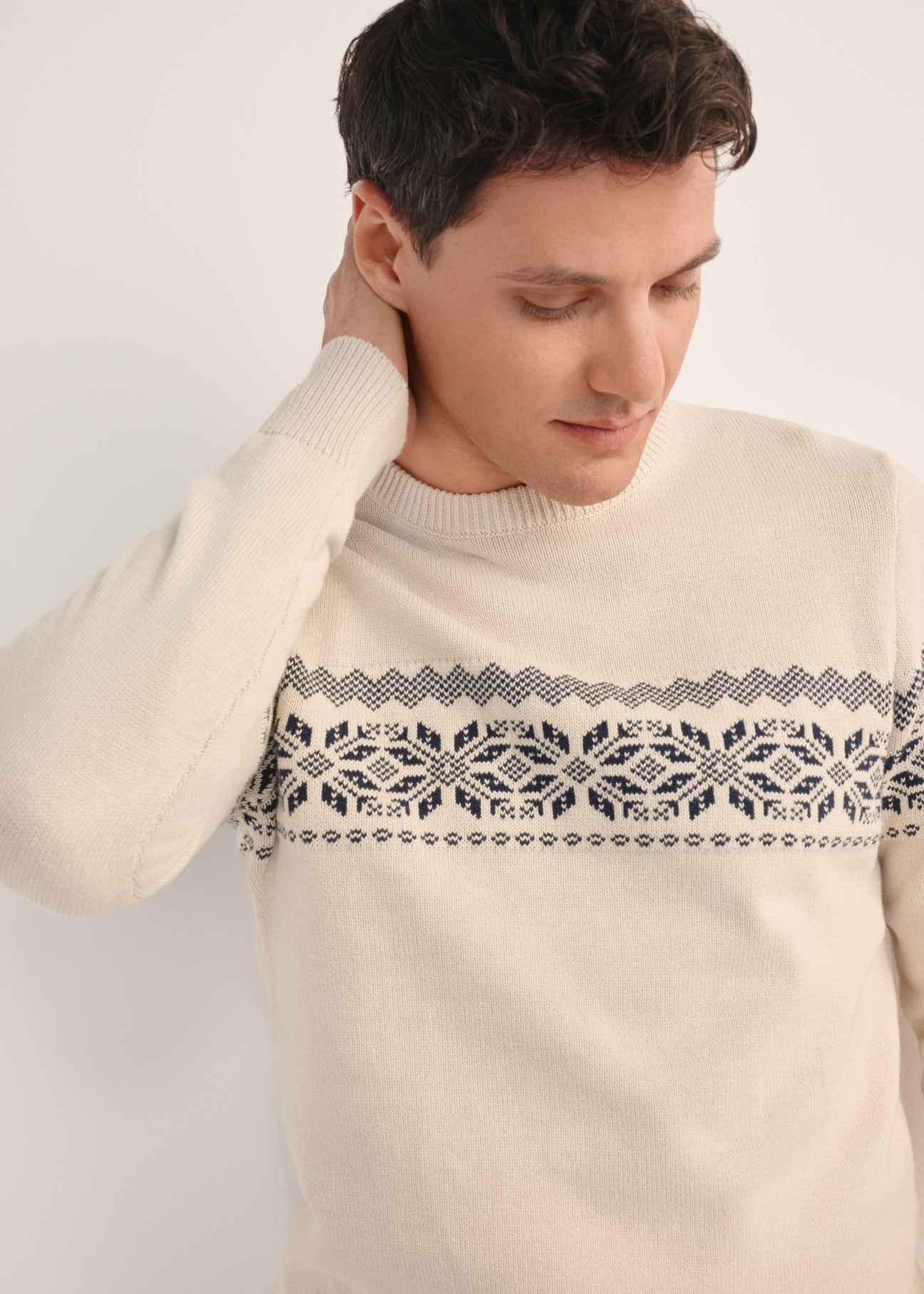 Beżowy sweter męski SWEMT-0177-80(Z25) - widok produktu na modelu na białym tle. Zbliżenie na detal. 