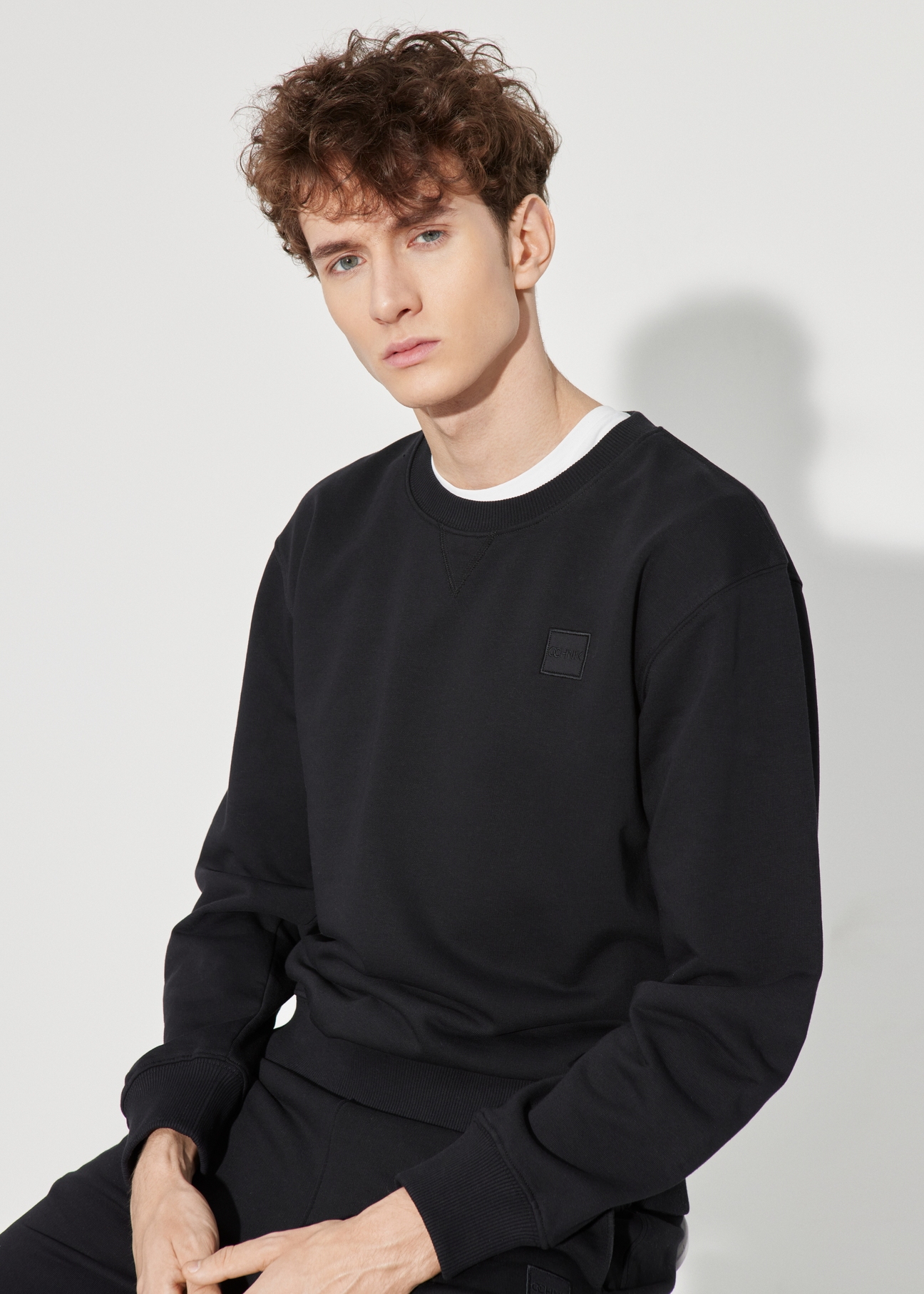 Czarna bluza męska z logo BLZMT-0057-99(W23)-01