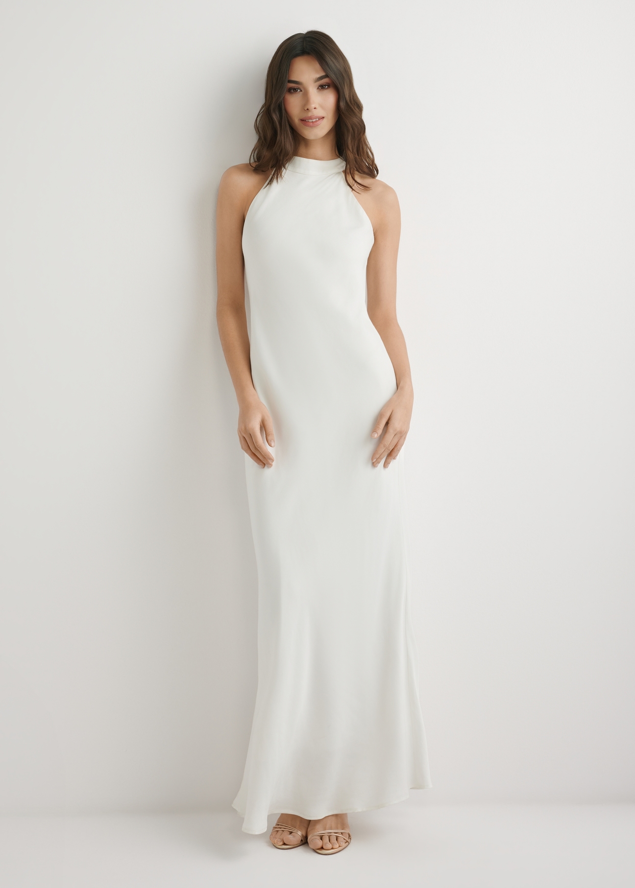 Sukienka ecru z wiskozy SUKDT-0264-0B(W26), widok produktu z przodu na modelce. Widoczna cała sylwetka.