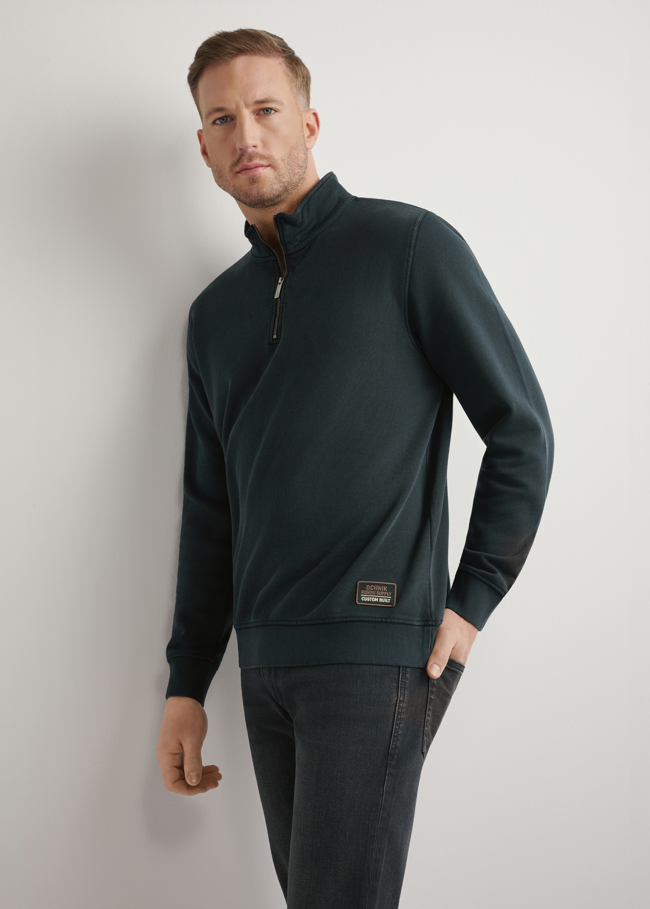 Czarna bawełniana bluza męska BLZMT-0077-99(W26), widok produktu z przodu na modelu. Widoczna połowa sylwetki.