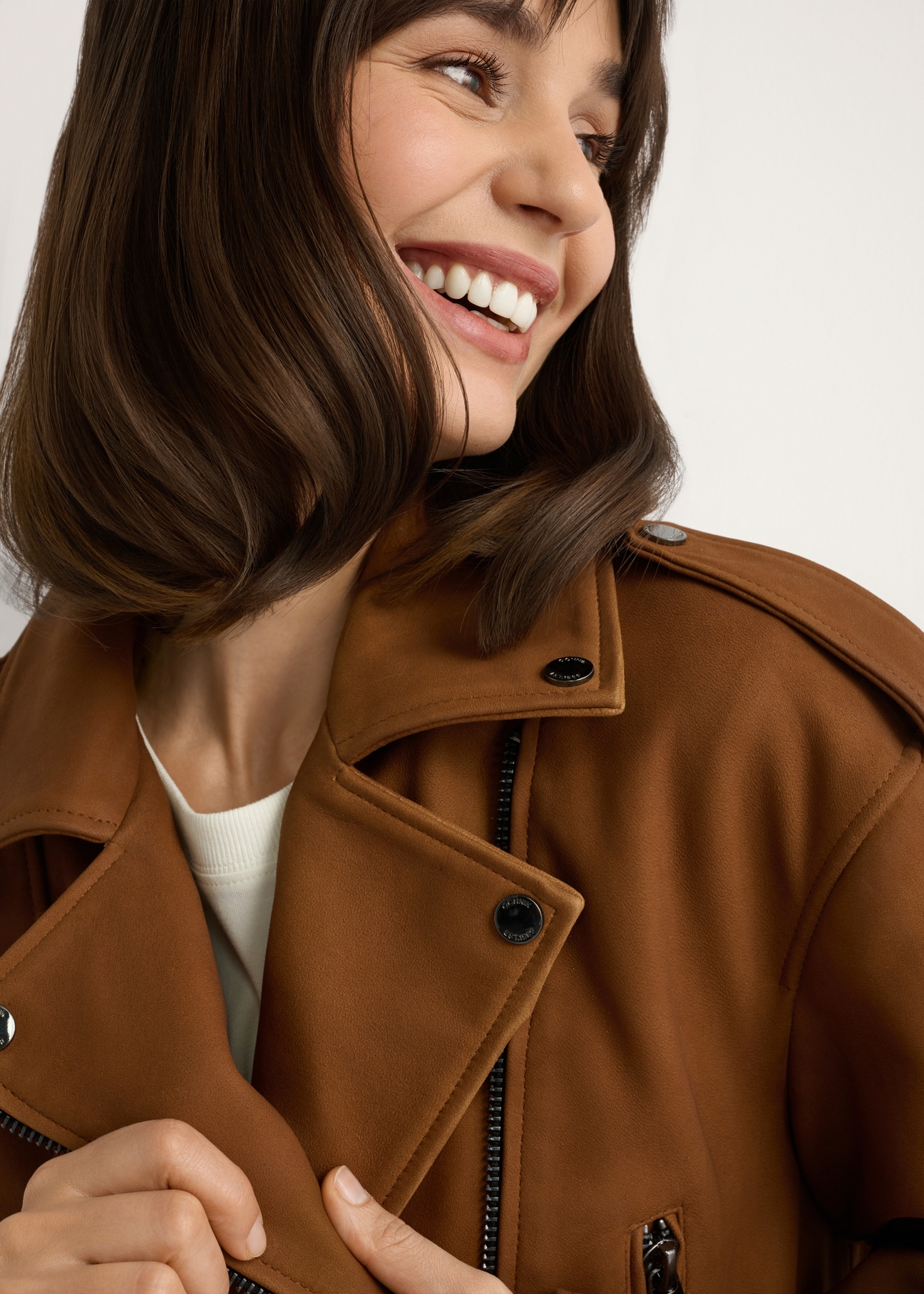 Skórzana kurtka ramoneska w kolorze koniaku KURDS-0610-1F(W26), zbliżenie na detal produktu na modelce.