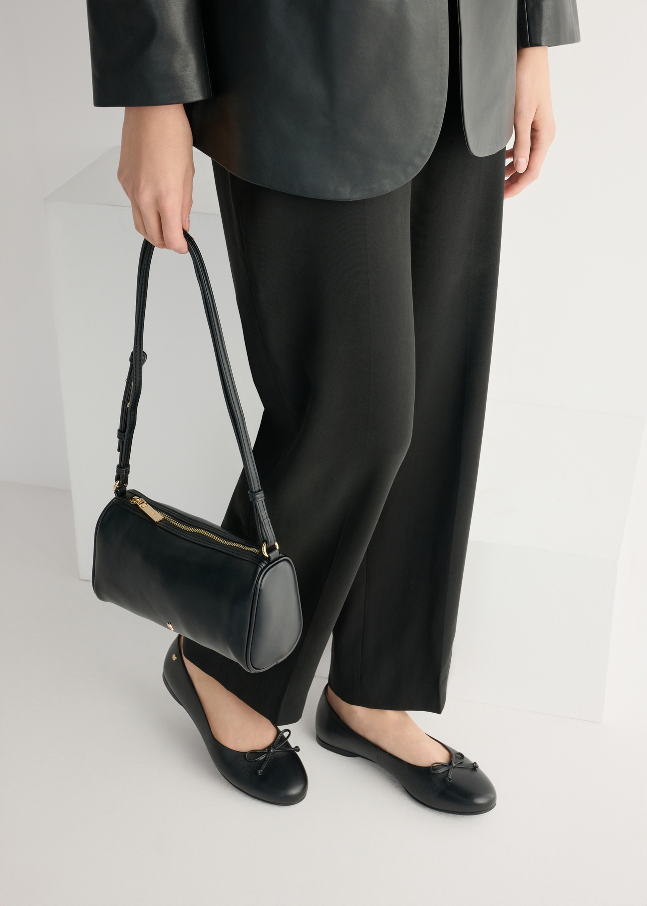 Czarne skórzane baleriny damskie BUTYD-1248-99(W26), widok produktu z góry na stopach modelki.