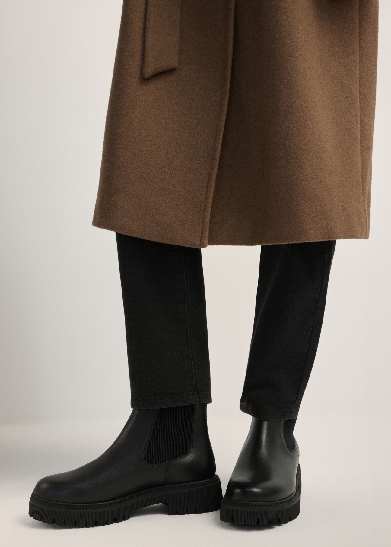 Czarne skórzane botki sztyblety damskie BUTYD-1120-99(Z25), widok produktu od przodu na modelce, widoczna połowa sylwetki.