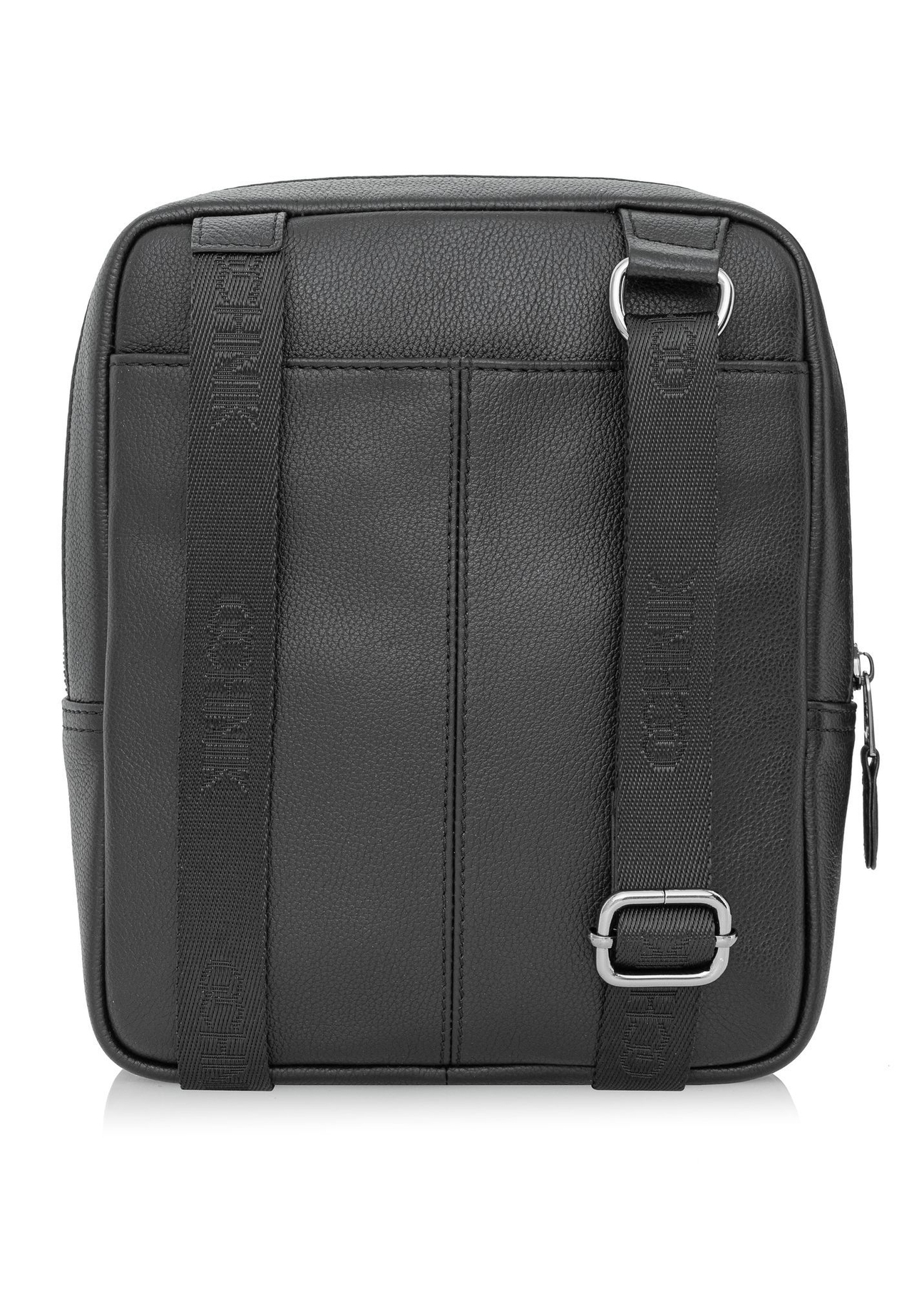 Skórzana czarna torba męska na suwak TORMS-0016R-9I(W26), widok produktu z tyłu na białym tle.