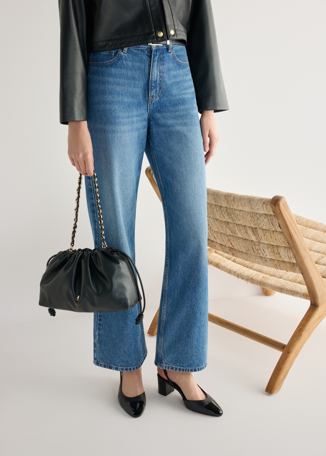 Skórzane czarne czółenka z odkrytą piętą BUTYD-1173-99(W26), widok produktu z przodu na stopach modelki.