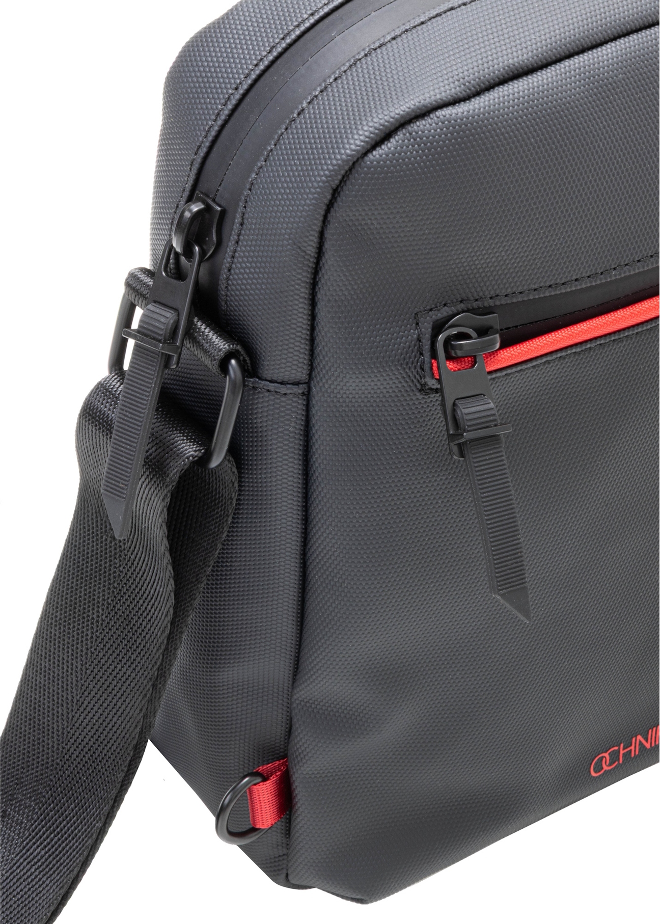 Czarna saszetka męska TORMN-0400-9J(W26), zbliżenie na detal produktu na białym tle.