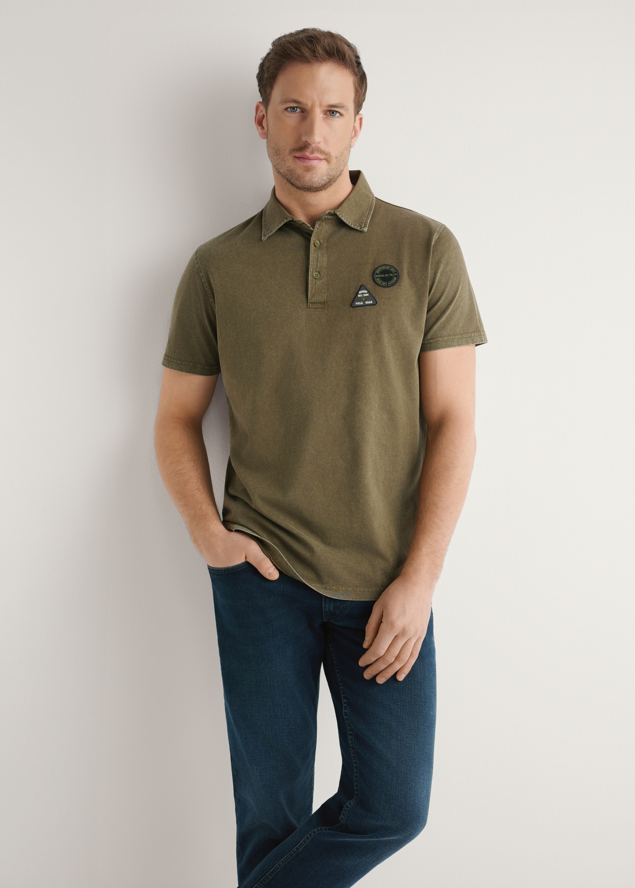 Koszulka polo męska w kolorze khaki POLMT-0083-8D(W26), widok produktu z przodu na modelu. Widoczna połowa sylwetki.