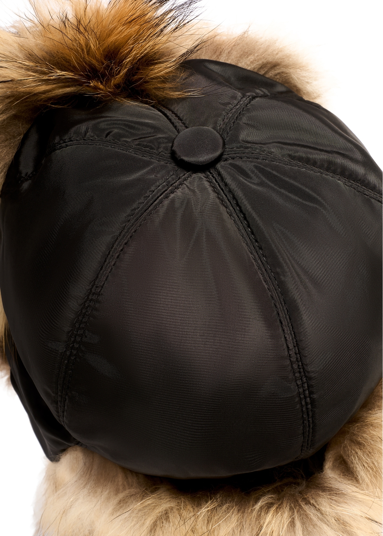 Czapka damska z futrem naturalnym z jenota CZADF-0048-99(Z25), zbliżenie na detal produktu, widok na białym tle.