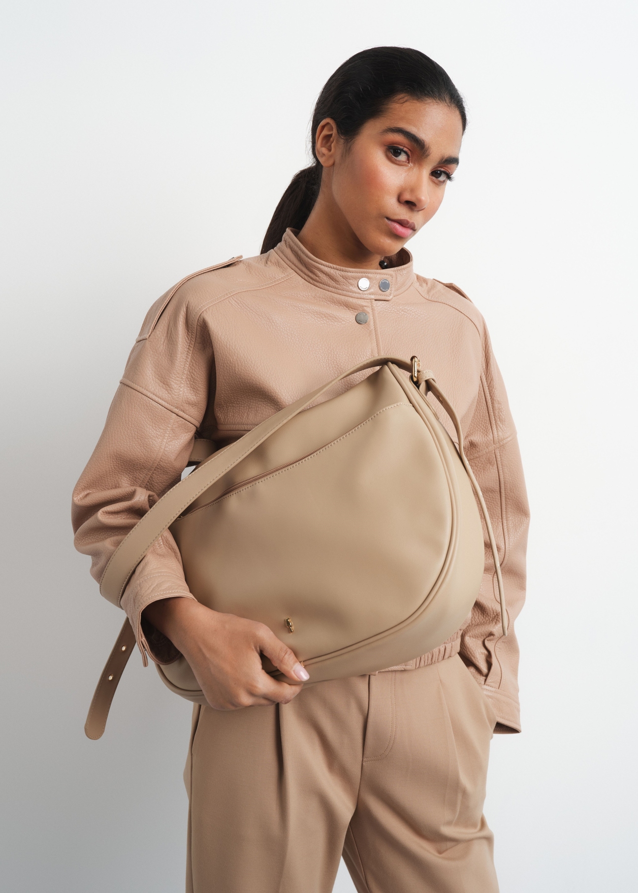 Beżowa torebka damska typu saddle bag TOREC-0814-80(W23)-06