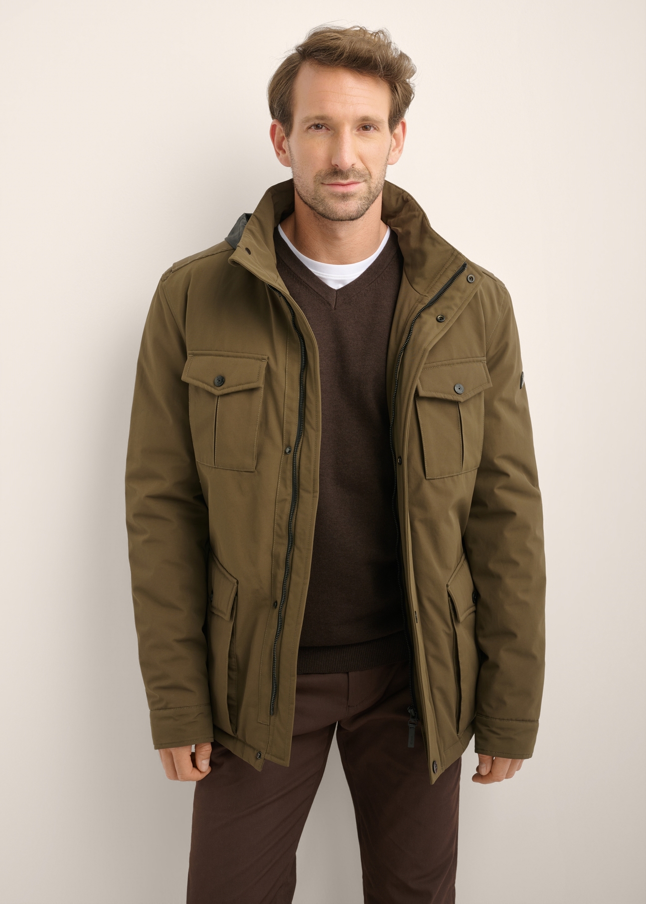 Kurtka męska przejściowa w kolorze khaki KURMT-0437-8D(Z26), widok produktu z przodu na modelu. Widoczna połowa sylwetki.