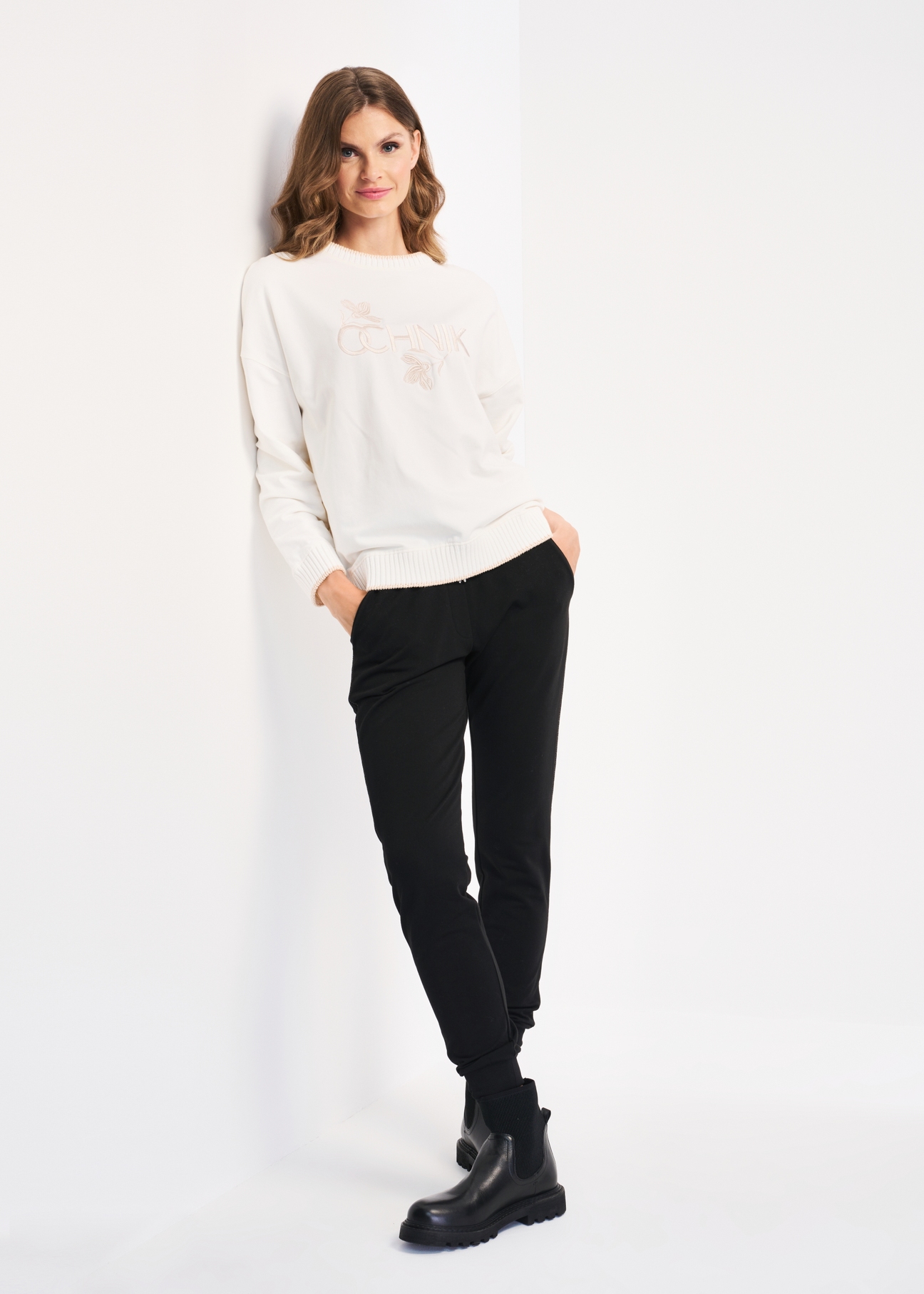 Kremowa bluza damska z logo OCHNIK BLZDT-0076-11(Z22)-02