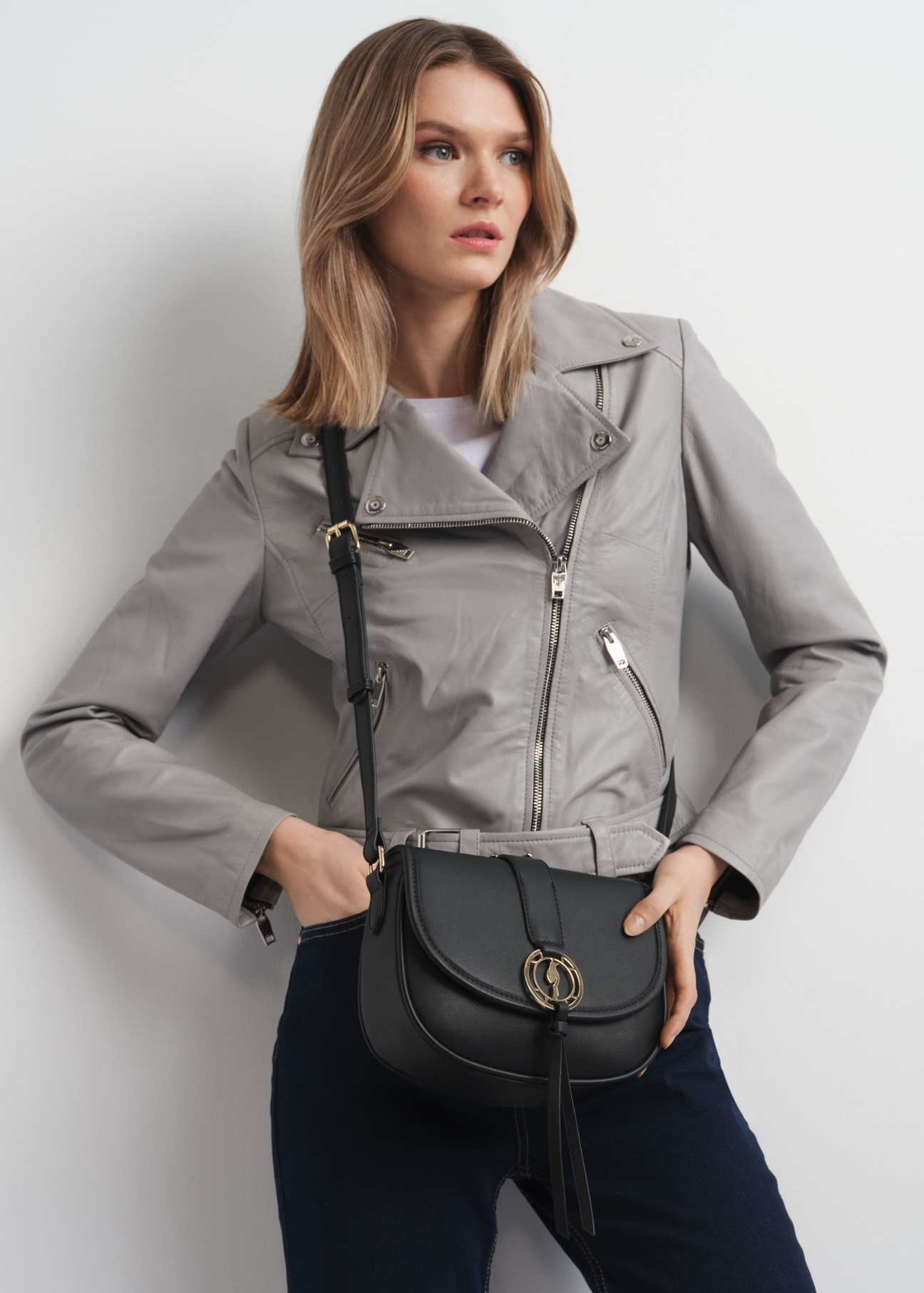 Czarna listonoszka z logo TOREC-0756-97(W23)-07