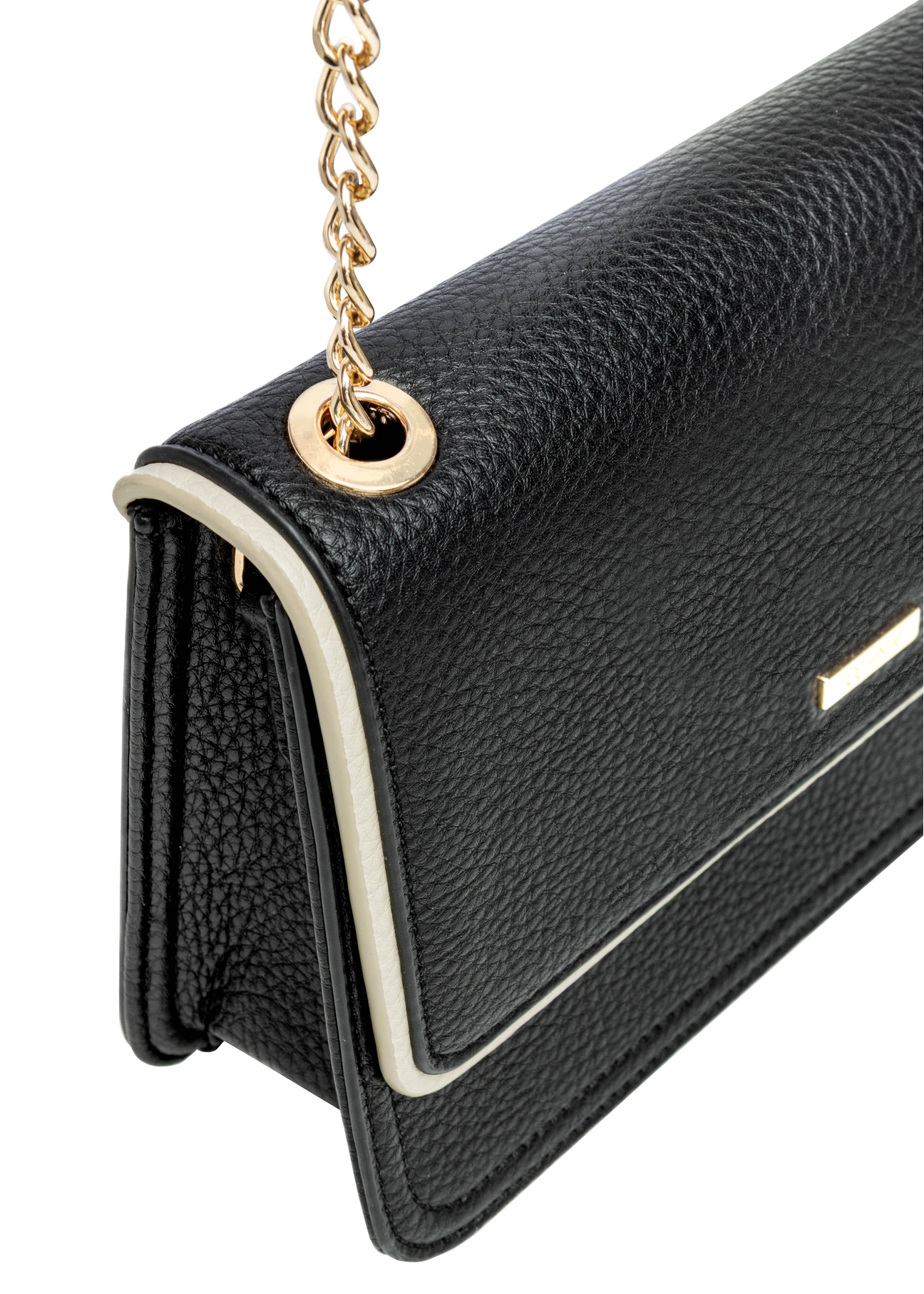 Niewielka czarna torebka damska TOREC-1015-9J(W26), zbliżenie na detal produktu, widok na białym tle.