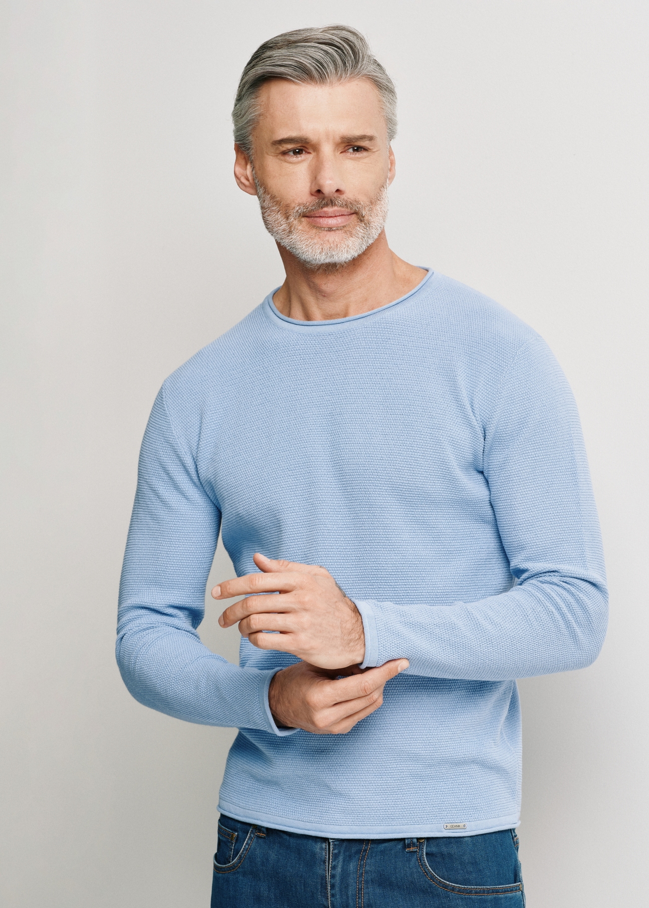 Niebieski sweter męski basic SWEMT-0128-62(W24)-01