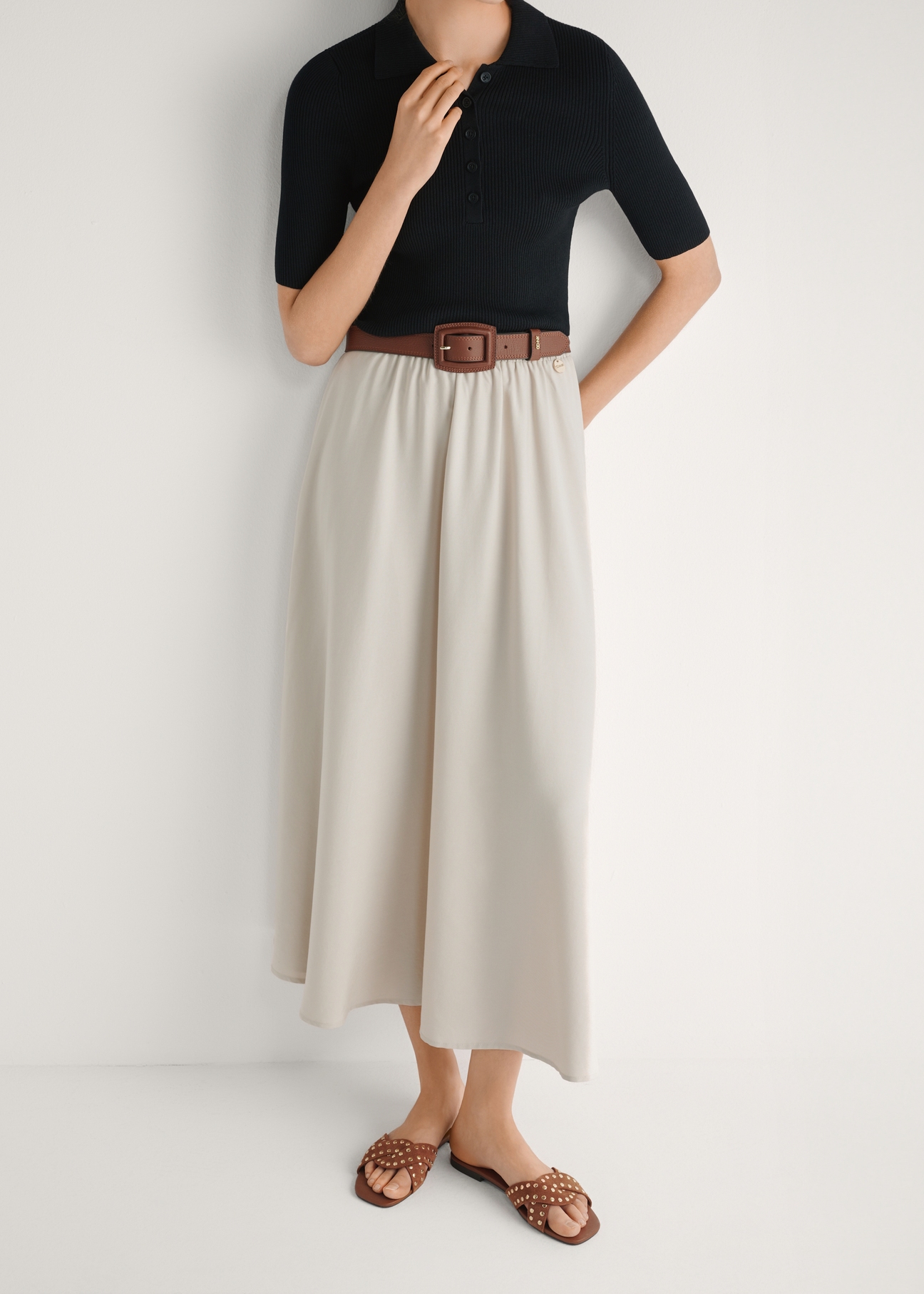 Camelowe skórzane klapki damskie z dżetami BUTYD-1226-1D(W26), widok produktu z przodu na stopach modelki, na białym tle.