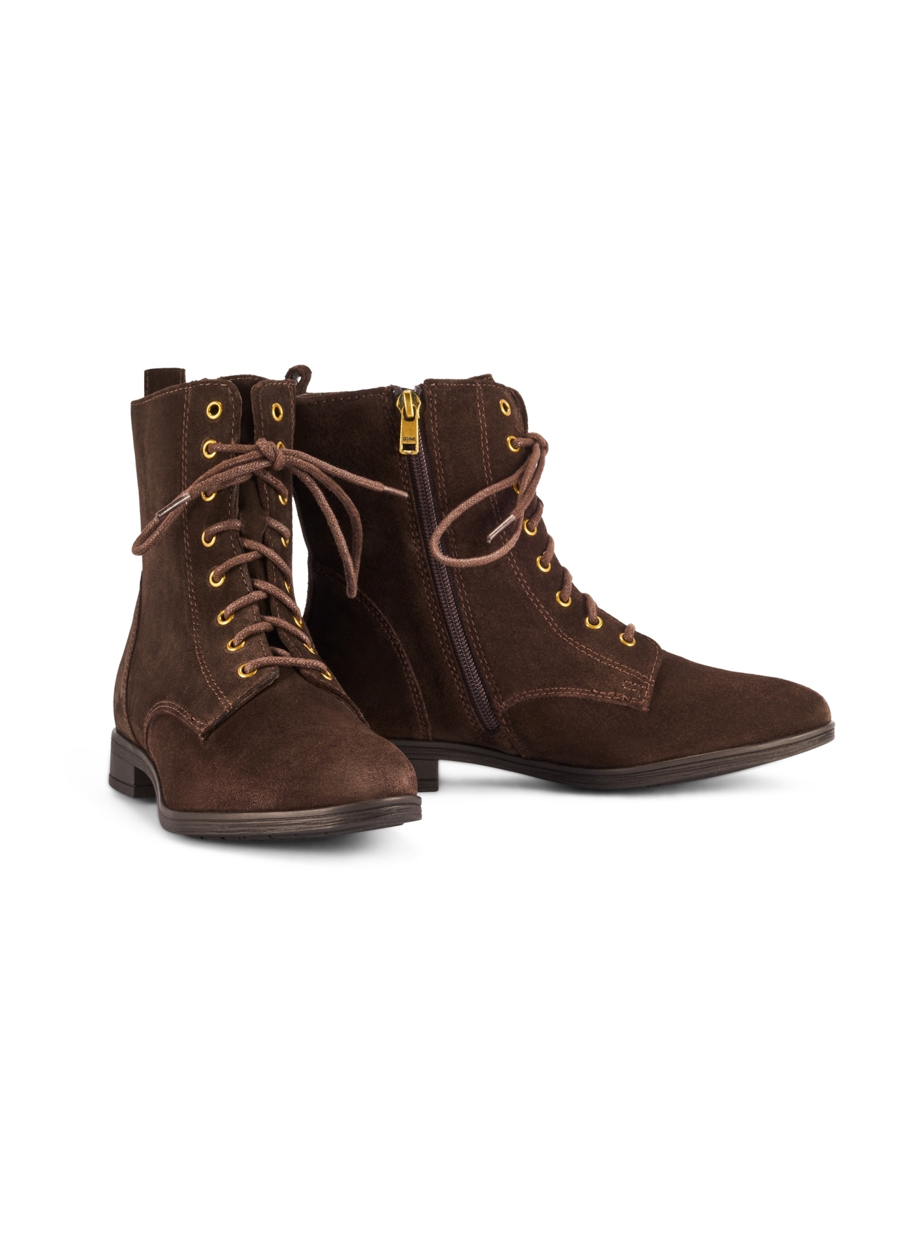 Zamszowe brązowe botki damskie BUTYD-1008-89(Z25), widok produktu skosem na białym tle.