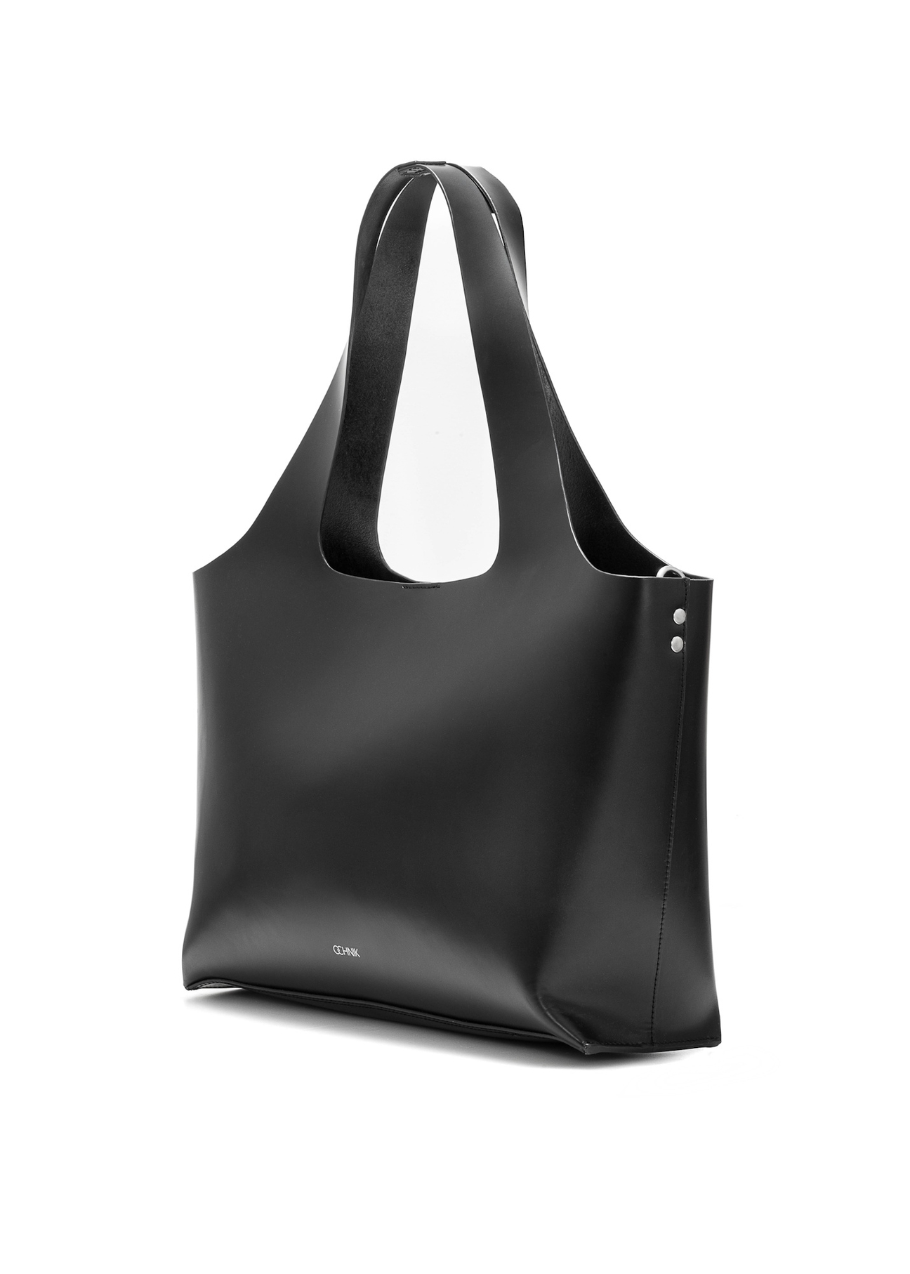 Czarna duża skórzana torebka shopper TORES-1140-99(Z25), widok produktu skosem na białym tle.
