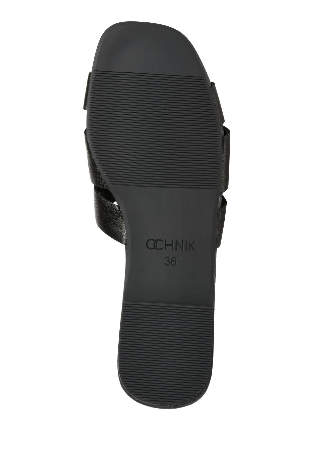 Czarne klapki damskie z plecionką BUTYD-0904D-99(W26), widok podeszwy produktu na białym tle.