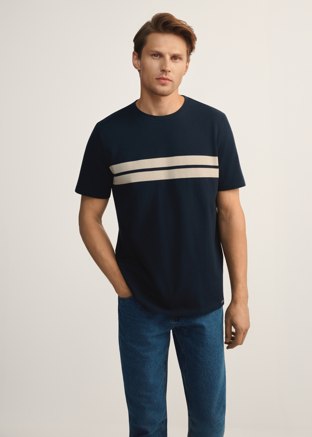 Granatowy bawełniany t-shirt męski TSHMT-0129-68(Z25), widok produktu od przodu na modelu, widoczna połowa sylwetki.