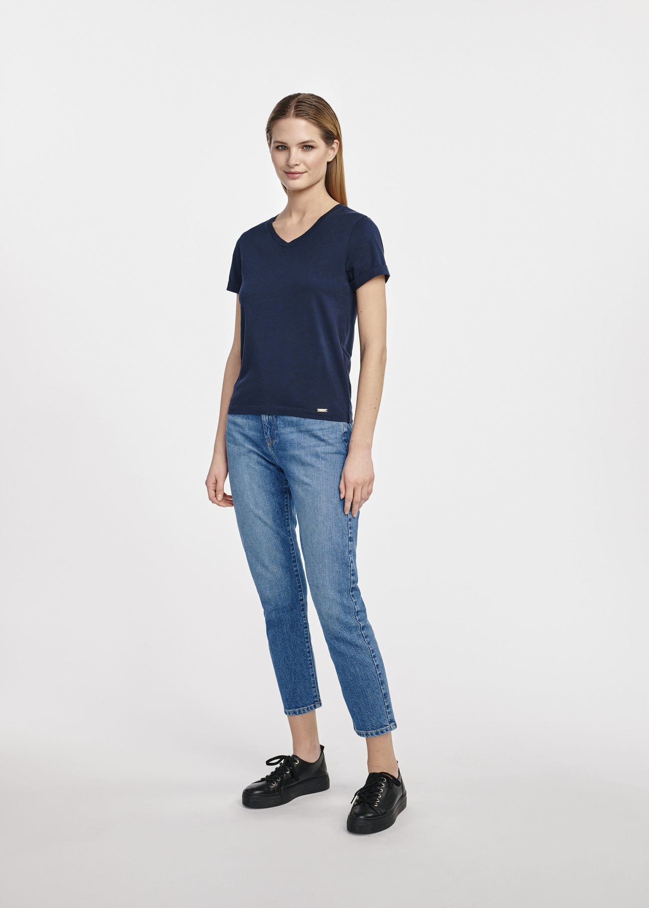 Granatowy t-shirt damski w serek TSHDT-0118-69(W25)-03