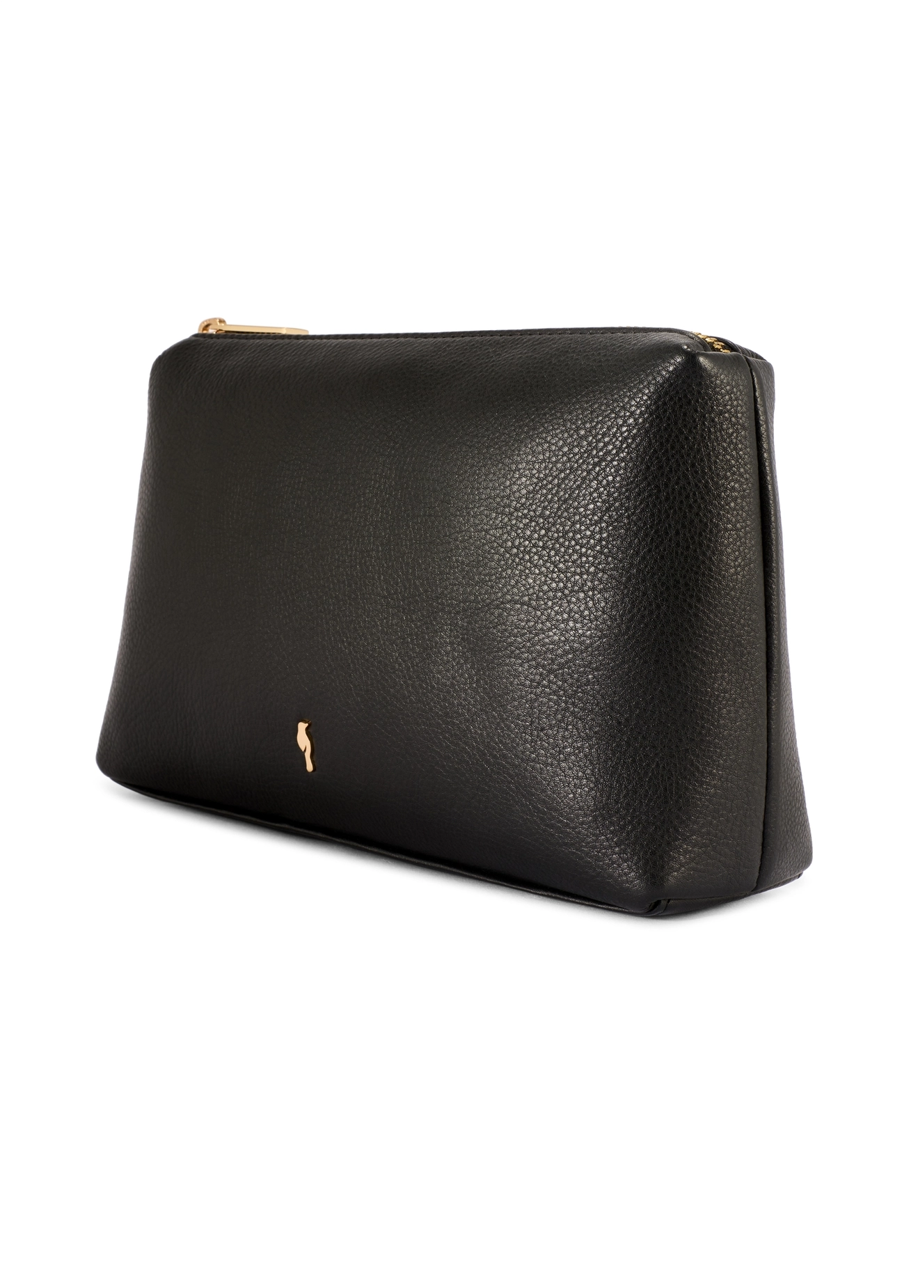 Czarna skórzana kosmetyczka damska TORES-1229-99(W26), widok produktu skosem na białym tle.