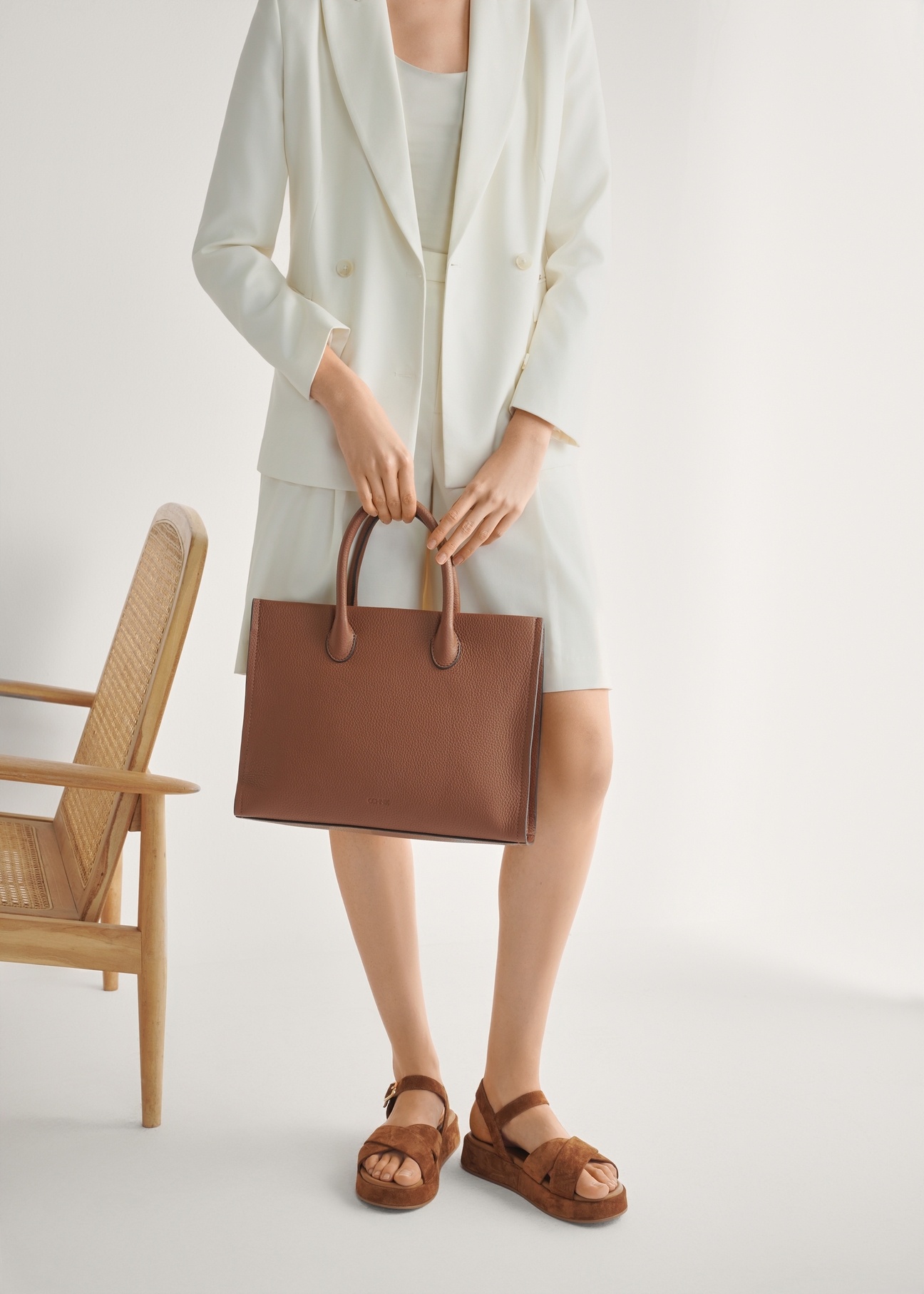 Camelowe sandały damskie BUTYD-1241-1D(W26), widok produktu z przodu na stopach modelki.