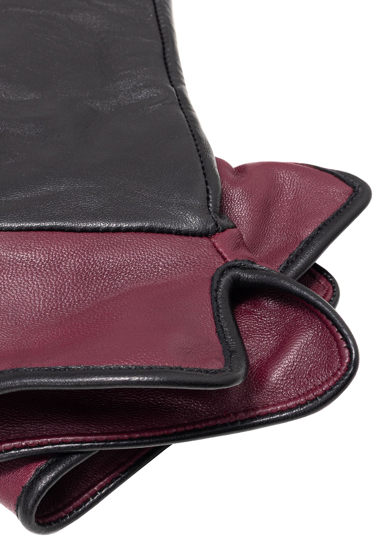 Czarno-bordowe skórzane rękawiczki damskie REKDS-0094-99(Z25) - zbliżenie na detal, na białym tle.