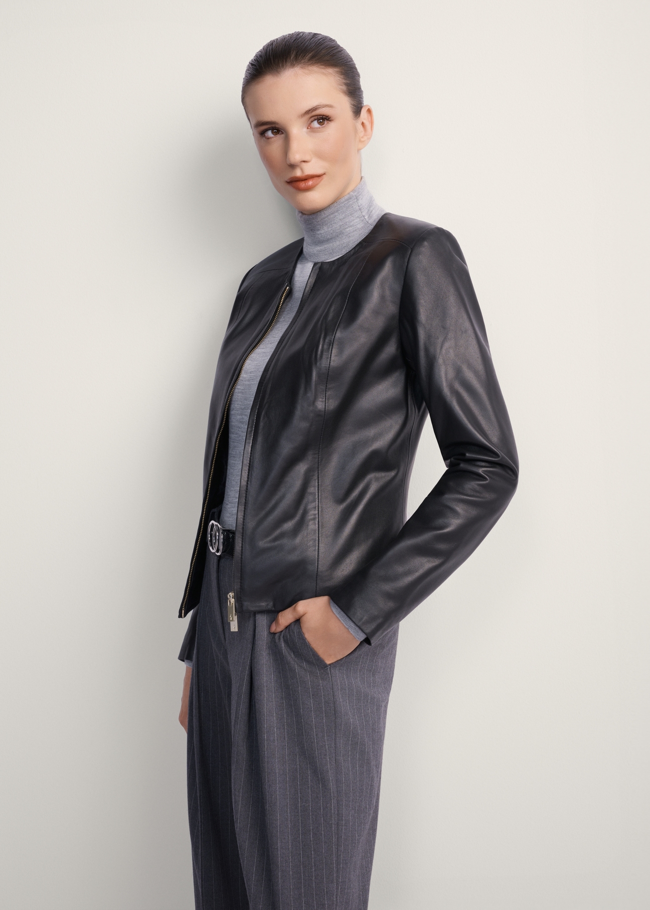 Taliowana skórzana kurtka damska KURDS-0209-4233(KS), widok produktu z przodu na modelce. Widoczna połowa sylwetki.