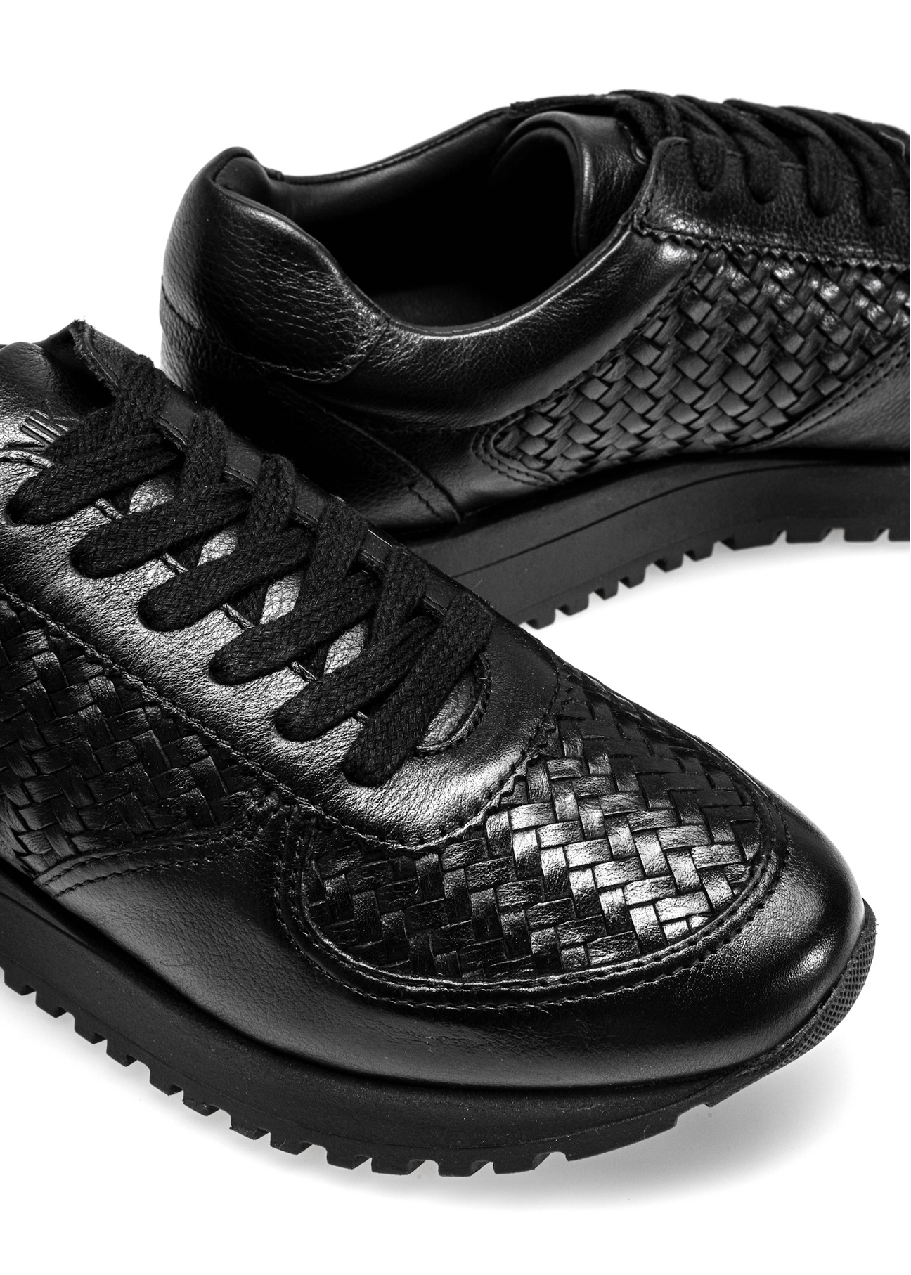 Czarne skórzane buty sportowe z plecionką BUTYD-1156-98(W25)-07