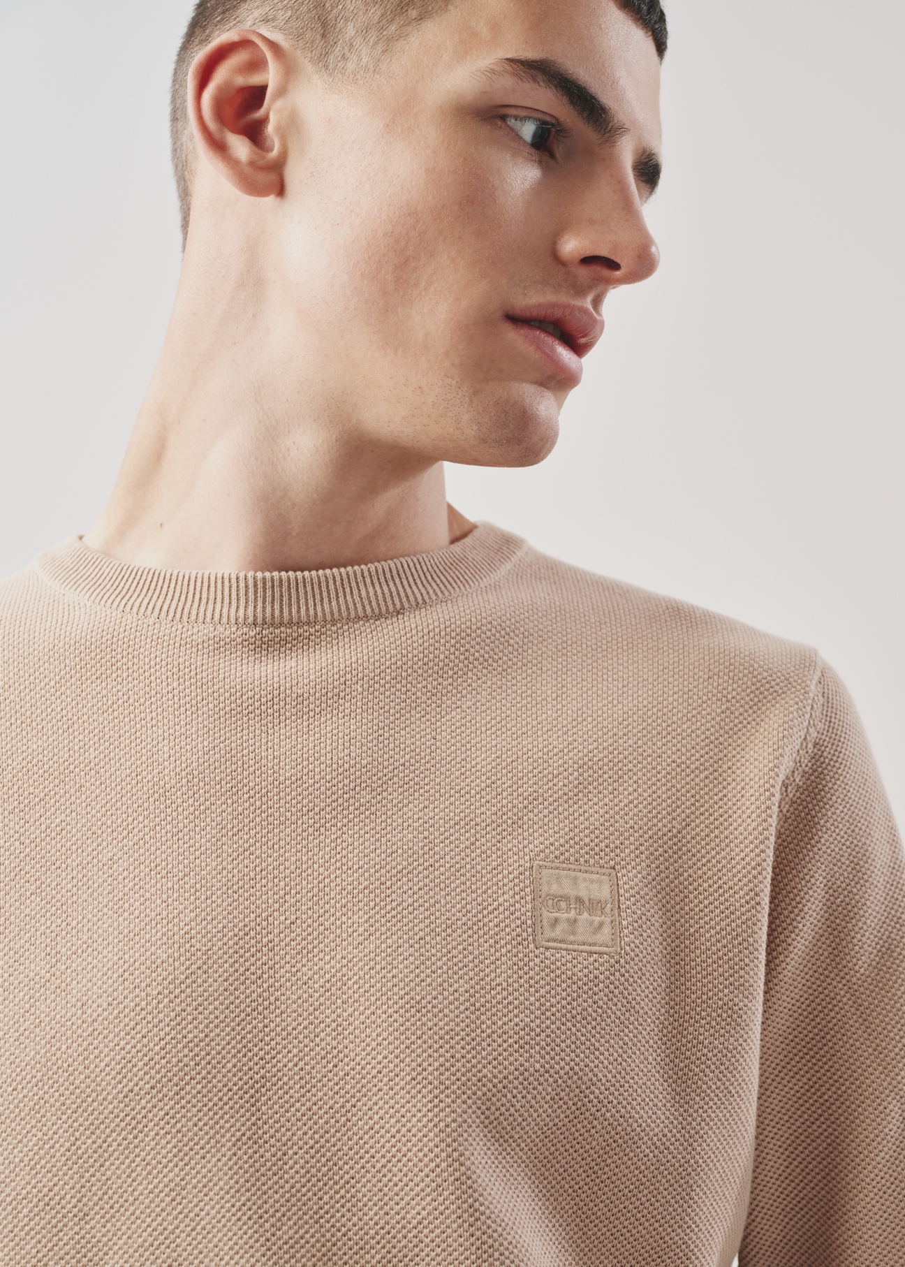 Beżowy bawełniany sweter męski z logo SWEMT-0135-80(Z23)-03