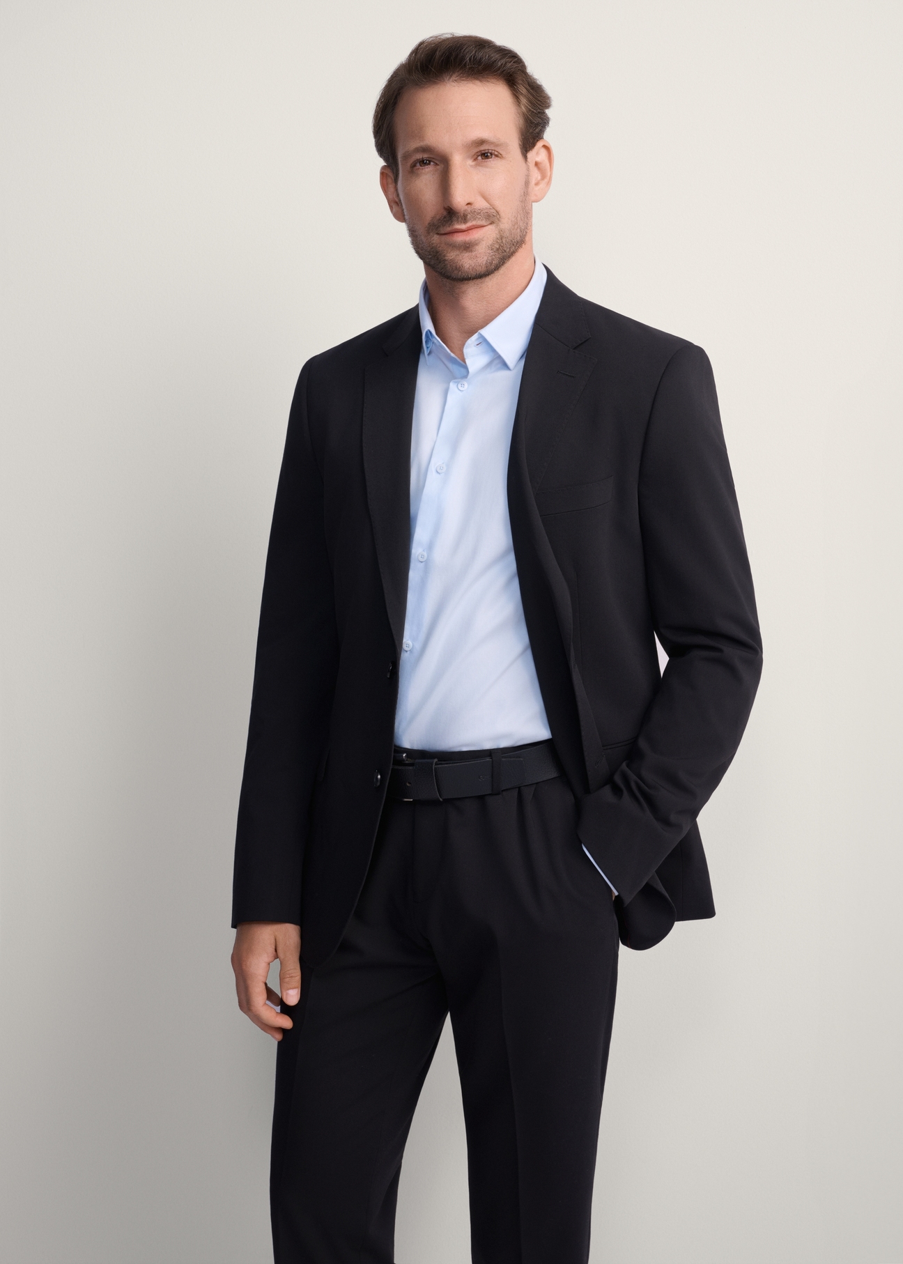 Czarna marynarka męska MARMT-0019-99(Z25), widok produktu od przodu na modelu, widoczna połowa sylwetki.-02