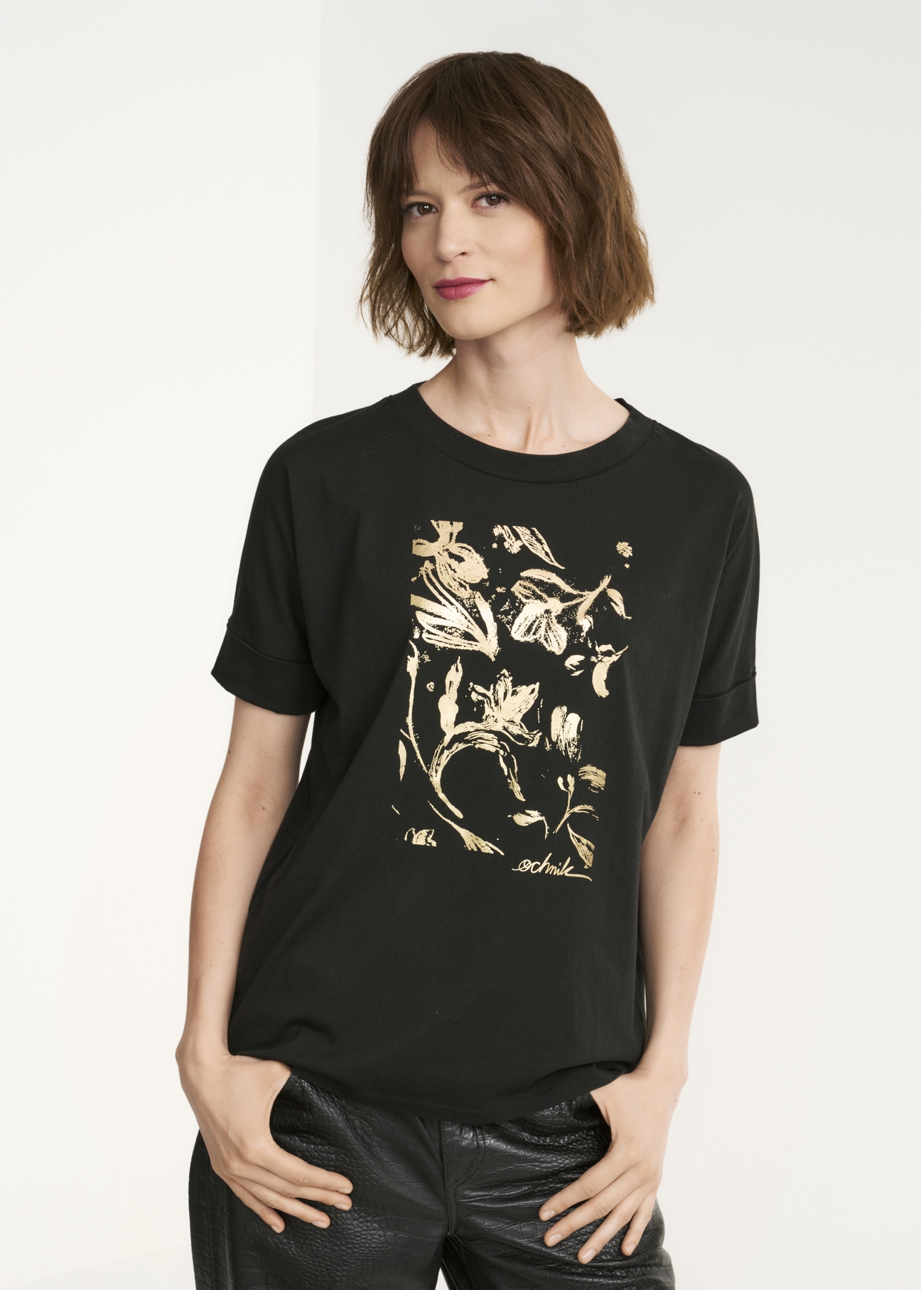Czarny T-shirt damski ze złotym nadrukiem TSHDT-0102-99(Z22)-01