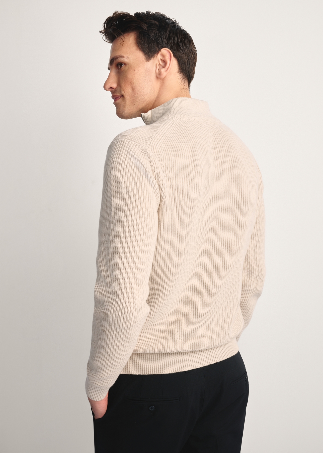 Beżowy sweter męski SWEMT-0175-80(Z25), widok produktu z tyłu na modelu. Widoczna polowa sylwetki.