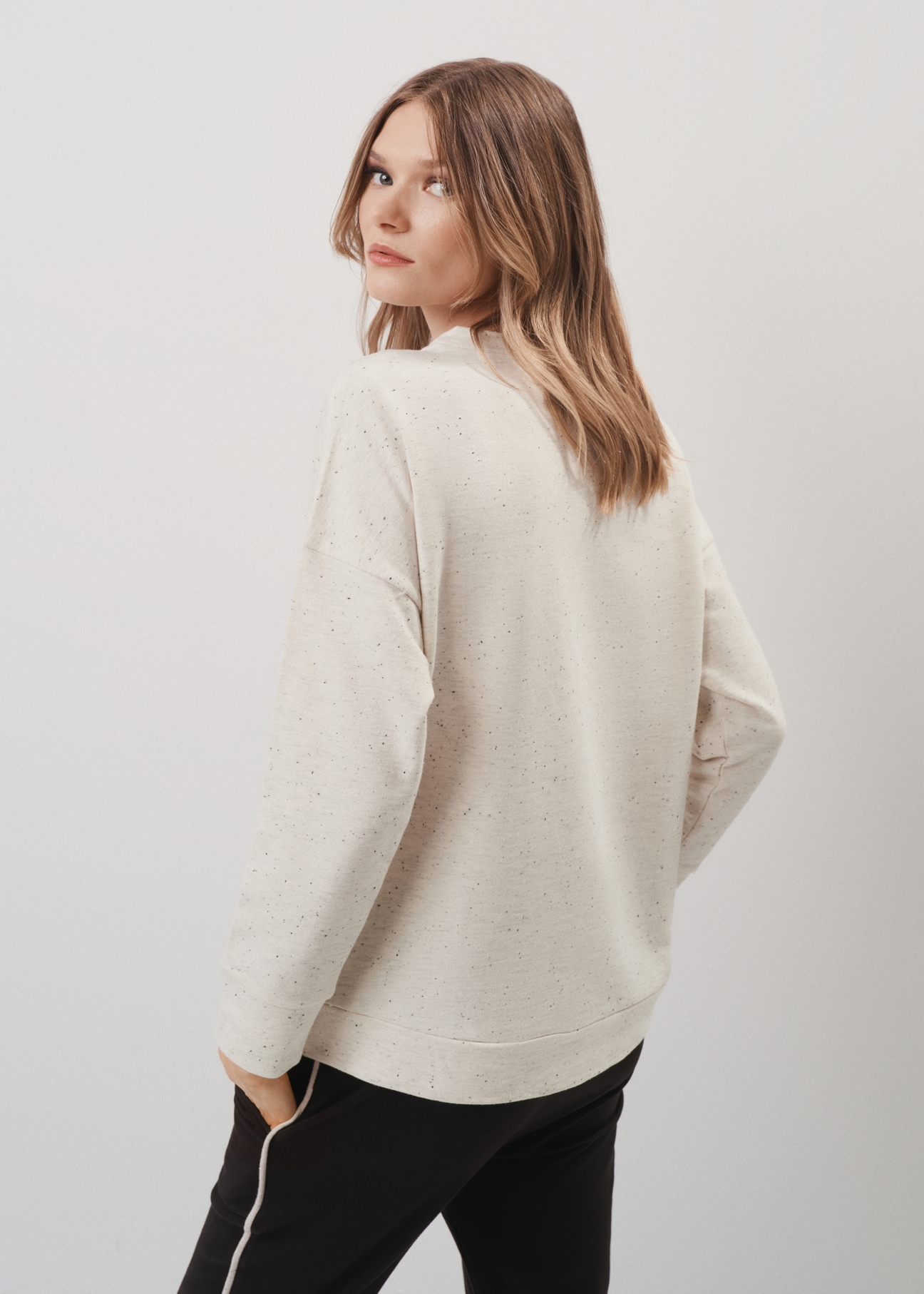 Kremowa bluza damska z monogramem BLZDT-0093-12(Z23)-03