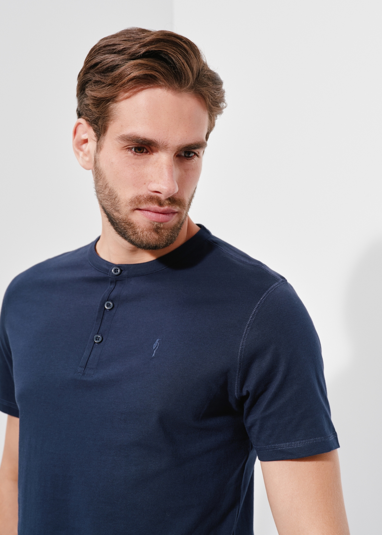 Granatowy T-shirt typu henley męski TSHMT-0104-68(W24)-01